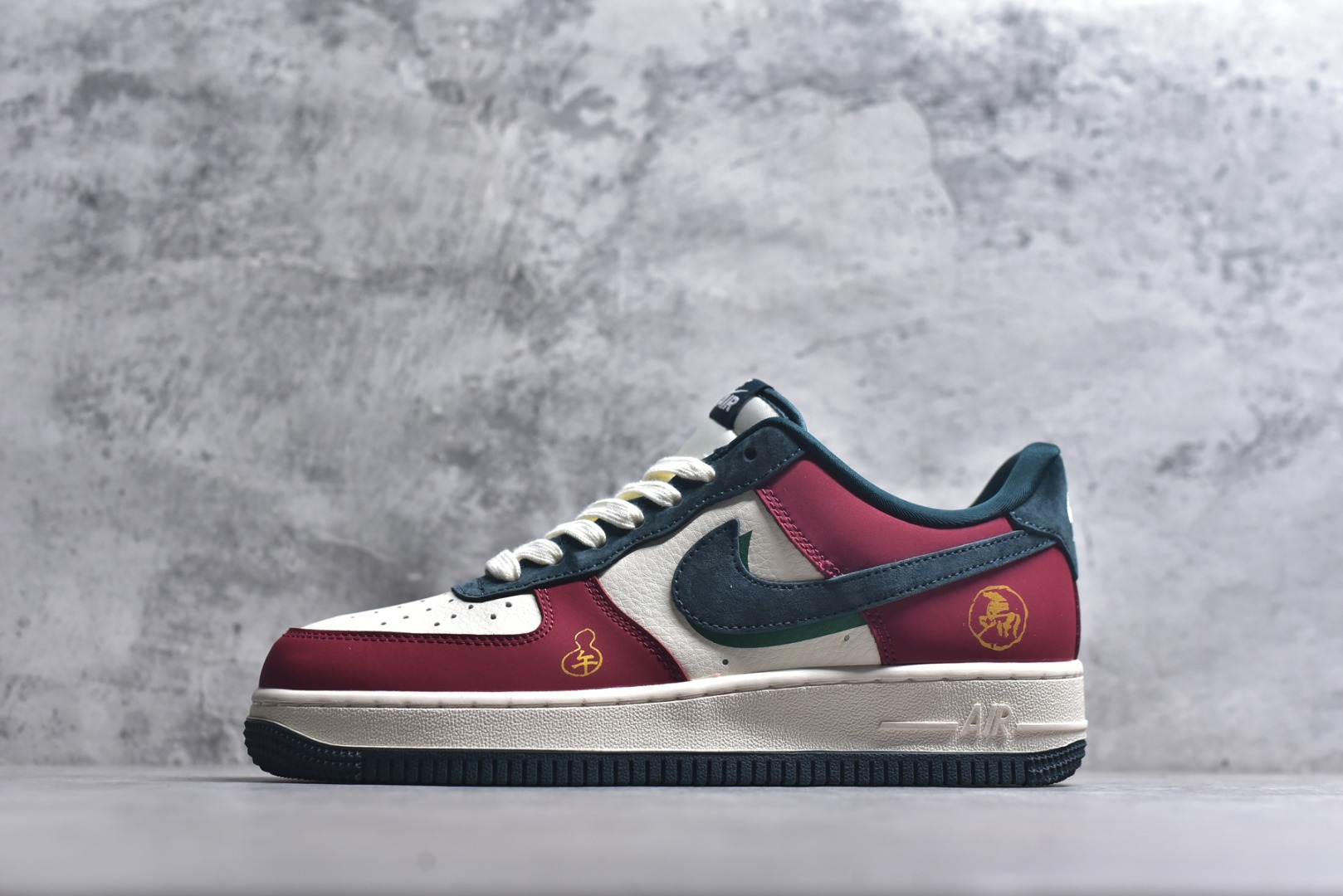 #国潮马年惊喜上线 AIR FORCE 1 红黑白撞色演绎国风美学，鞋身马形烫金印花与挂饰呼应2026生肖主题，细节处暗藏中式吉祥寓意。皮革与麂皮拼接提升质感，Air气垫底保障日常舒适，既能适配新年红装，也能点亮街头造型，是兼具文化氛围与潮流属性的年度鞋款。 货号：HT5088-622 尺码：36 36.5 37.5 38 38.5 39 40 40.5 41 42 42.5 43 44 44.5 45-选品中心
