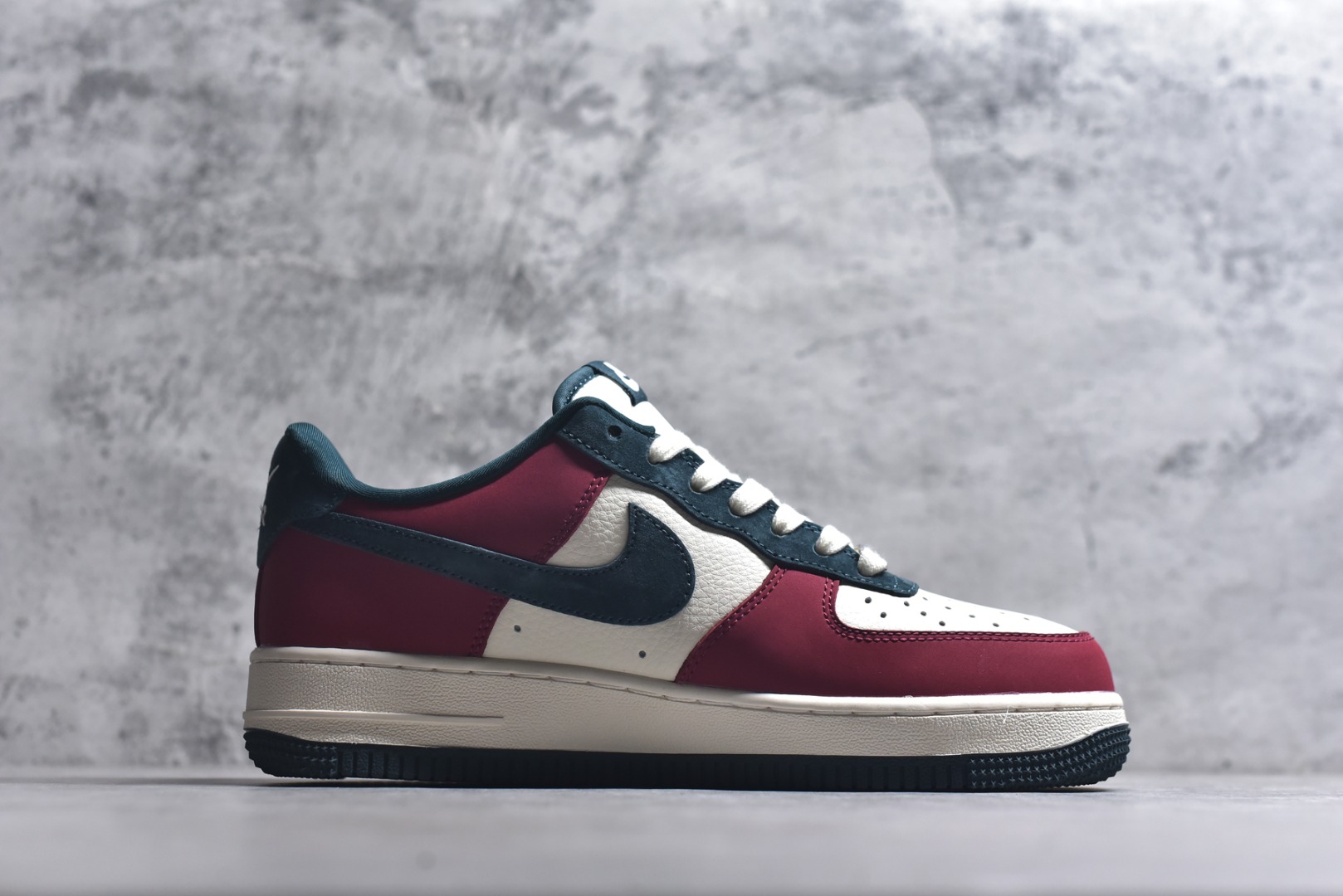 图片[3]-#国潮马年惊喜上线 AIR FORCE 1 红黑白撞色演绎国风美学，鞋身马形烫金印花与挂饰呼应2026生肖主题，细节处暗藏中式吉祥寓意。皮革与麂皮拼接提升质感，Air气垫底保障日常舒适，既能适配新年红装，也能点亮街头造型，是兼具文化氛围与潮流属性的年度鞋款。 货号：HT5088-622 尺码：36 36.5 37.5 38 38.5 39 40 40.5 41 42 42.5 43 44 44.5 45-选品中心