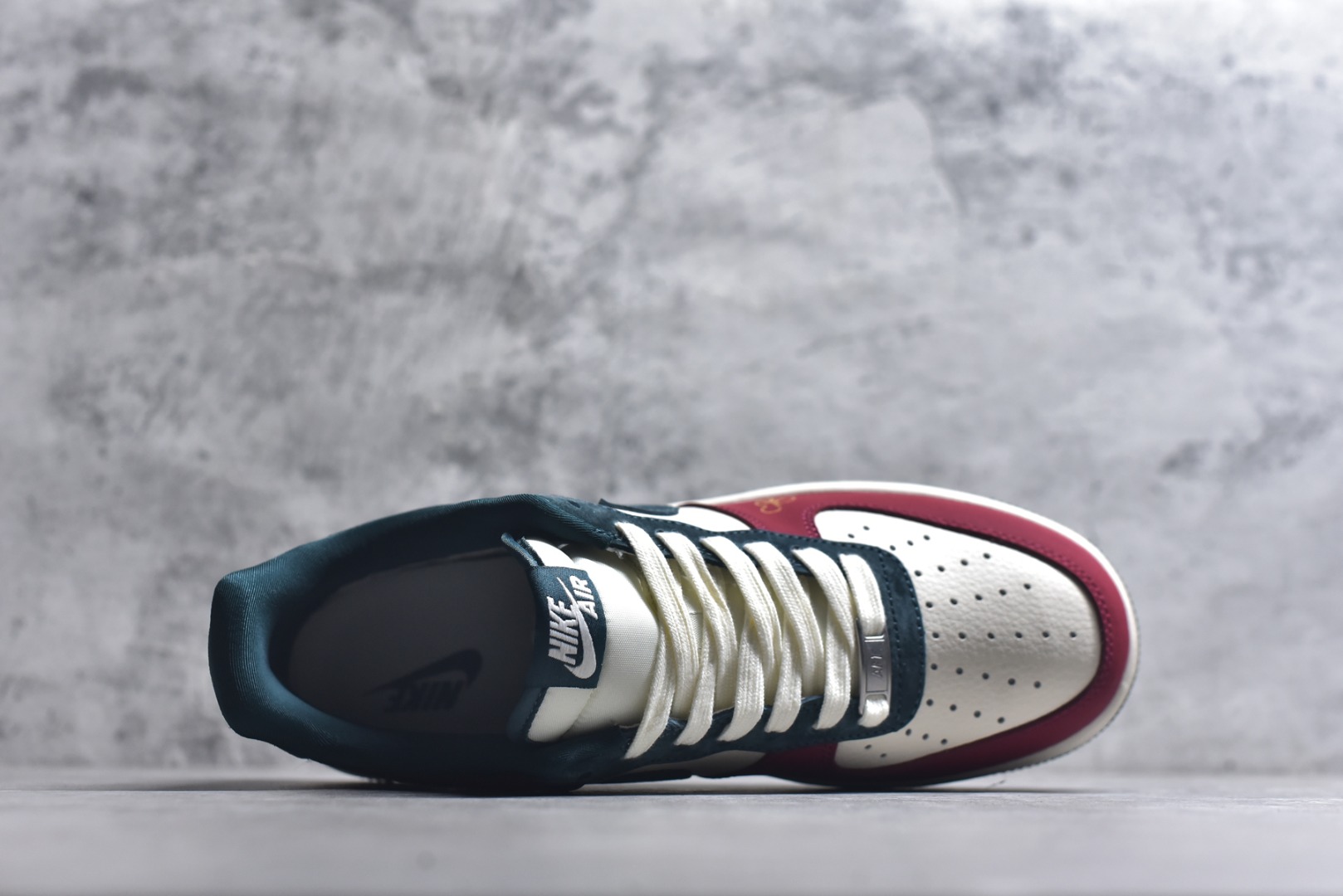 图片[4]-#国潮马年惊喜上线 AIR FORCE 1 红黑白撞色演绎国风美学，鞋身马形烫金印花与挂饰呼应2026生肖主题，细节处暗藏中式吉祥寓意。皮革与麂皮拼接提升质感，Air气垫底保障日常舒适，既能适配新年红装，也能点亮街头造型，是兼具文化氛围与潮流属性的年度鞋款。 货号：HT5088-622 尺码：36 36.5 37.5 38 38.5 39 40 40.5 41 42 42.5 43 44 44.5 45-选品中心