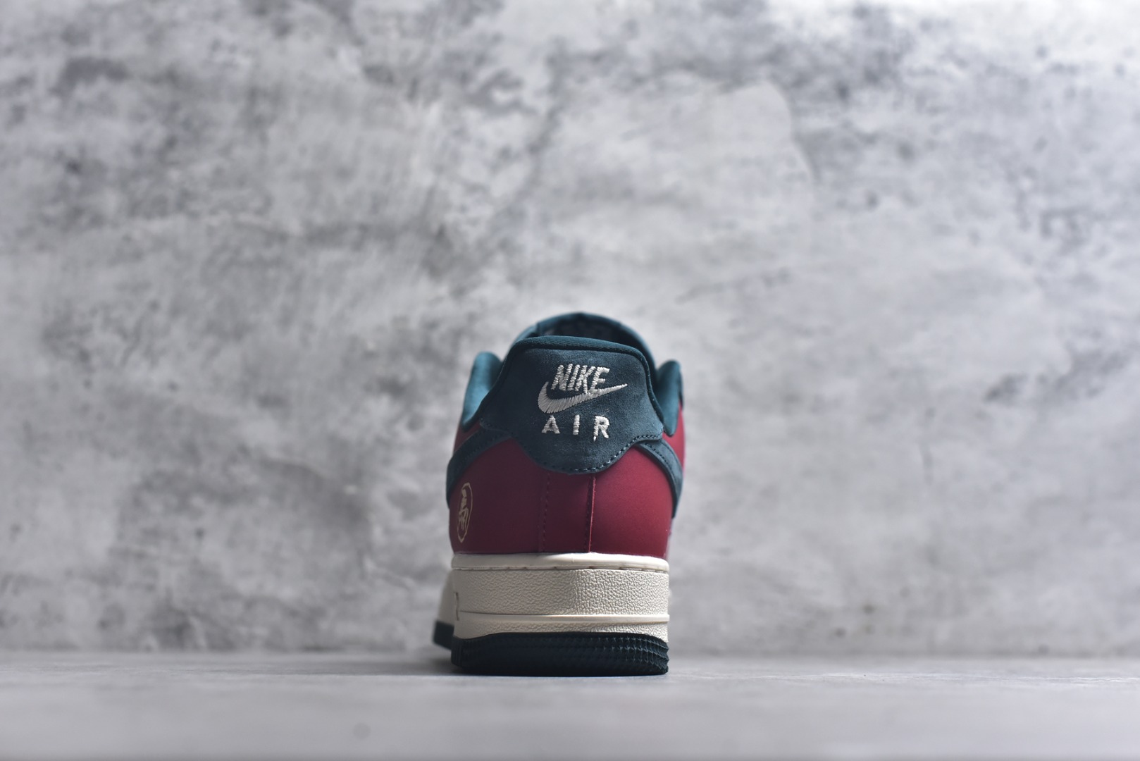 图片[5]-#国潮马年惊喜上线 AIR FORCE 1 红黑白撞色演绎国风美学，鞋身马形烫金印花与挂饰呼应2026生肖主题，细节处暗藏中式吉祥寓意。皮革与麂皮拼接提升质感，Air气垫底保障日常舒适，既能适配新年红装，也能点亮街头造型，是兼具文化氛围与潮流属性的年度鞋款。 货号：HT5088-622 尺码：36 36.5 37.5 38 38.5 39 40 40.5 41 42 42.5 43 44 44.5 45-选品中心