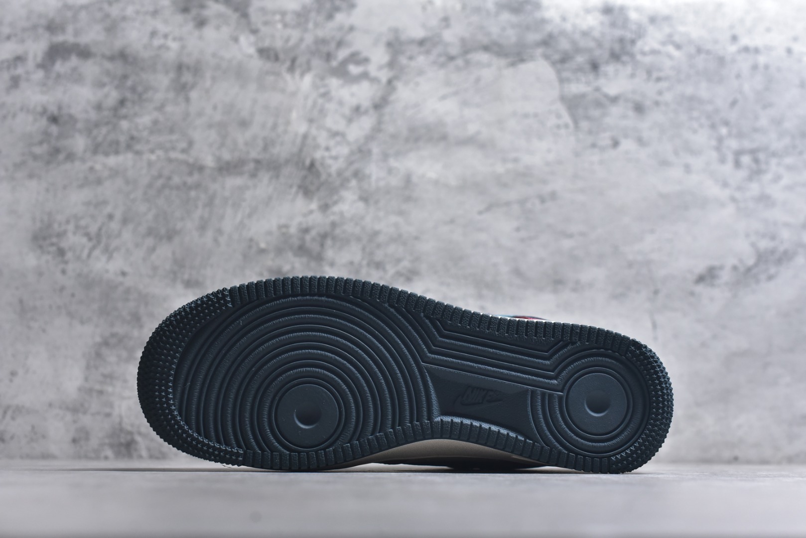 图片[6]-#国潮马年惊喜上线 AIR FORCE 1 红黑白撞色演绎国风美学，鞋身马形烫金印花与挂饰呼应2026生肖主题，细节处暗藏中式吉祥寓意。皮革与麂皮拼接提升质感，Air气垫底保障日常舒适，既能适配新年红装，也能点亮街头造型，是兼具文化氛围与潮流属性的年度鞋款。 货号：HT5088-622 尺码：36 36.5 37.5 38 38.5 39 40 40.5 41 42 42.5 43 44 44.5 45-选品中心