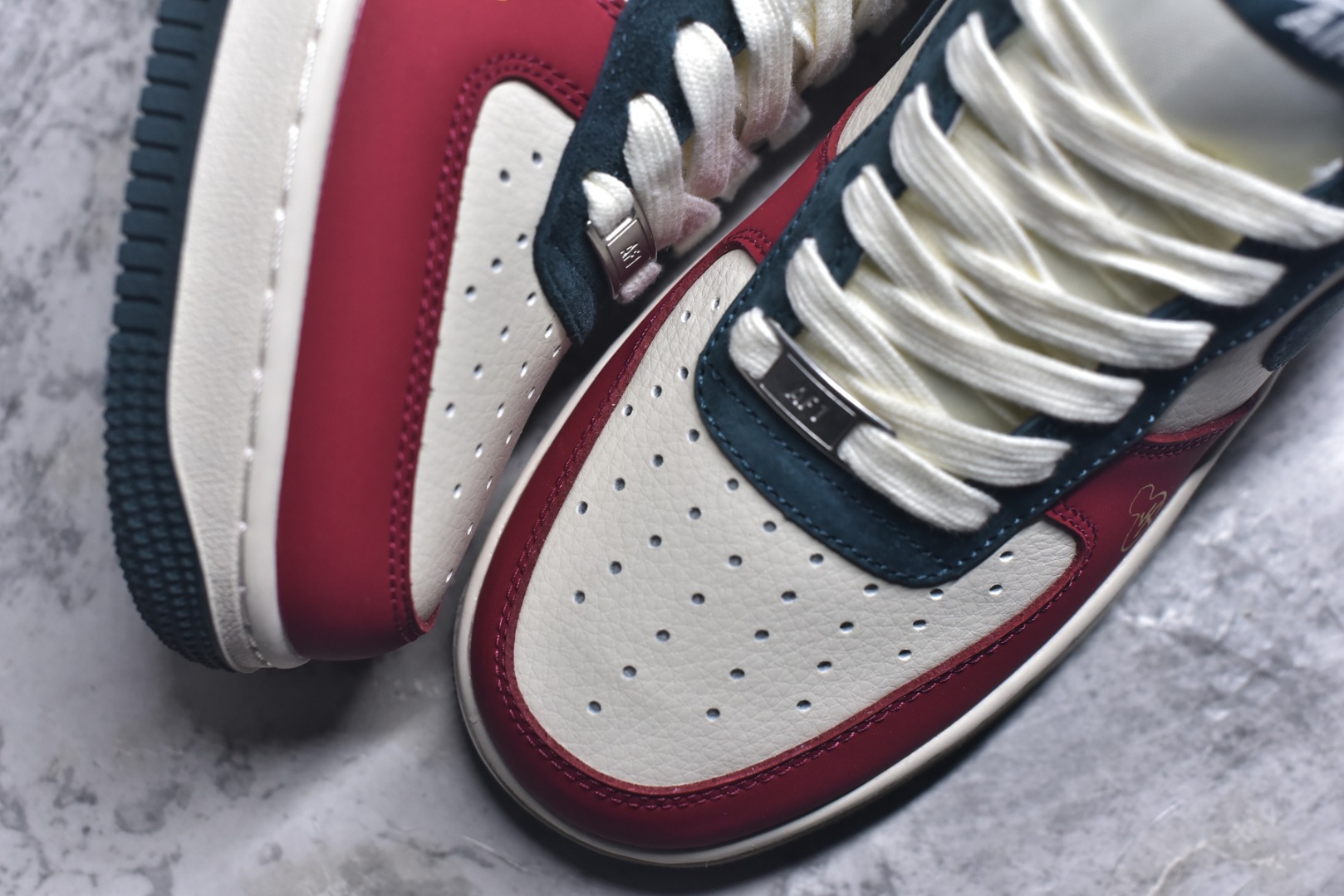 图片[8]-#国潮马年惊喜上线 AIR FORCE 1 红黑白撞色演绎国风美学，鞋身马形烫金印花与挂饰呼应2026生肖主题，细节处暗藏中式吉祥寓意。皮革与麂皮拼接提升质感，Air气垫底保障日常舒适，既能适配新年红装，也能点亮街头造型，是兼具文化氛围与潮流属性的年度鞋款。 货号：HT5088-622 尺码：36 36.5 37.5 38 38.5 39 40 40.5 41 42 42.5 43 44 44.5 45-选品中心