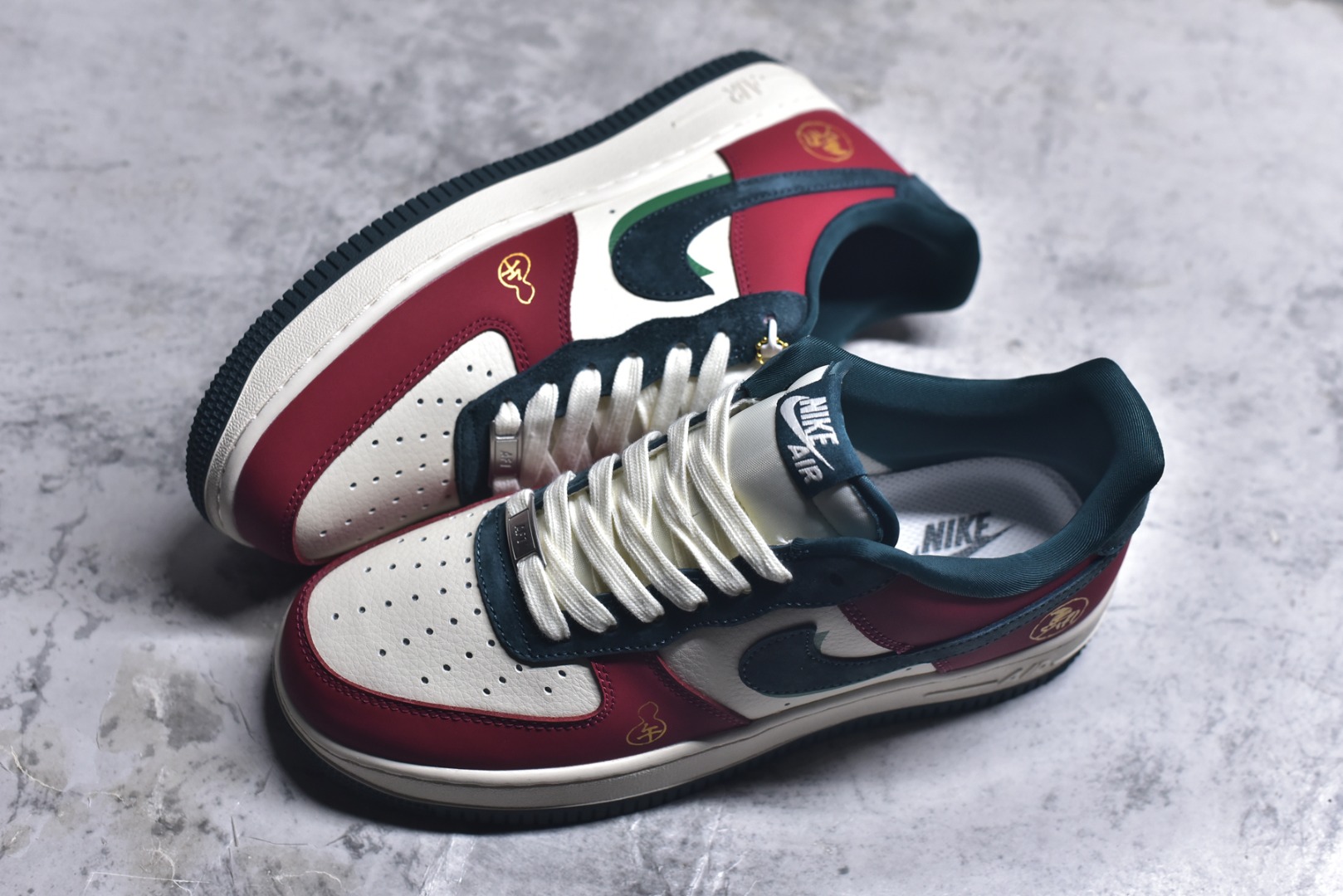 图片[7]-#国潮马年惊喜上线 AIR FORCE 1 红黑白撞色演绎国风美学，鞋身马形烫金印花与挂饰呼应2026生肖主题，细节处暗藏中式吉祥寓意。皮革与麂皮拼接提升质感，Air气垫底保障日常舒适，既能适配新年红装，也能点亮街头造型，是兼具文化氛围与潮流属性的年度鞋款。 货号：HT5088-622 尺码：36 36.5 37.5 38 38.5 39 40 40.5 41 42 42.5 43 44 44.5 45-选品中心