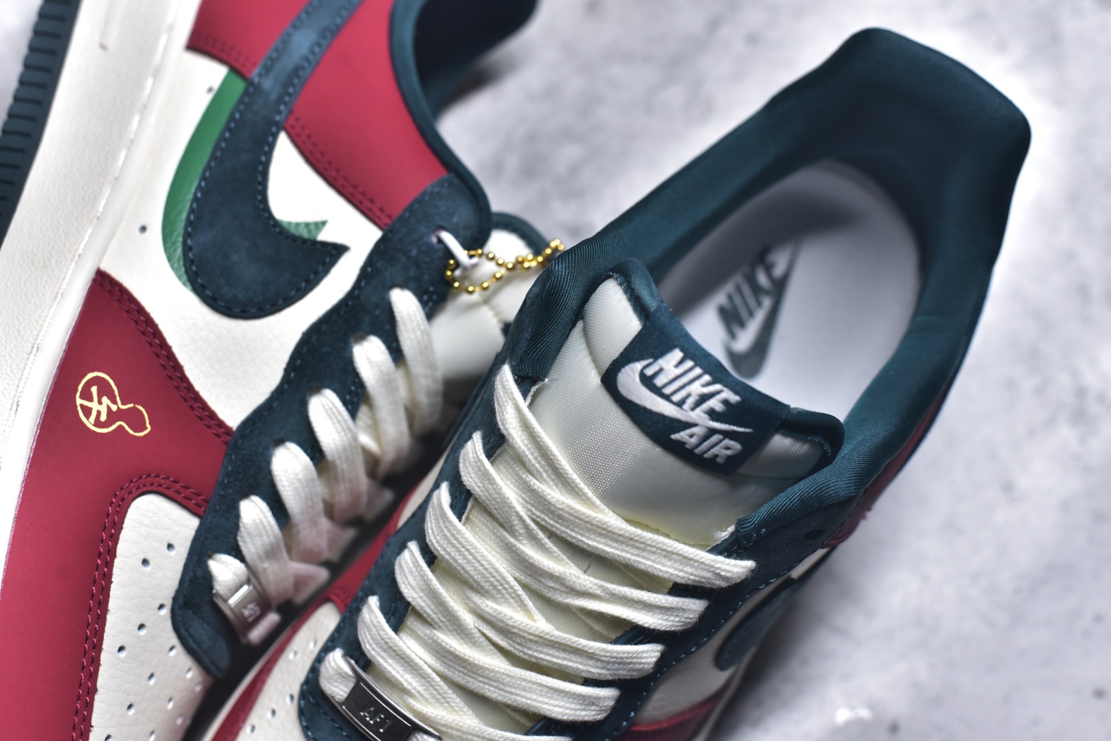 图片[9]-#国潮马年惊喜上线 AIR FORCE 1 红黑白撞色演绎国风美学，鞋身马形烫金印花与挂饰呼应2026生肖主题，细节处暗藏中式吉祥寓意。皮革与麂皮拼接提升质感，Air气垫底保障日常舒适，既能适配新年红装，也能点亮街头造型，是兼具文化氛围与潮流属性的年度鞋款。 货号：HT5088-622 尺码：36 36.5 37.5 38 38.5 39 40 40.5 41 42 42.5 43 44 44.5 45-选品中心