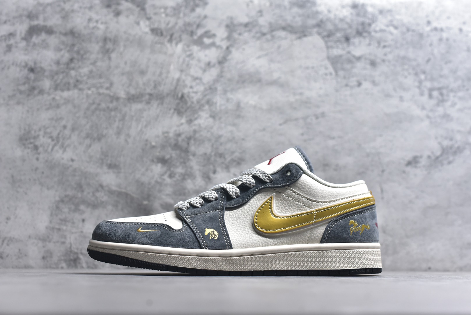 #年金运百搭神鞋 AIR JORDAN 1 灰白金三色营造高级质感，金色Swoosh与马形印花呼应2026生肖主题，红金挂饰暗藏新年好运寓意。AJ1 Low鞋型适配多种穿搭，软质麂皮提升脚感舒适度，无论是通勤上学还是街头出片，都能让你轻松拿捏马年潮流。 货号：JP2026-125 尺码：36 36.5 37.5 38 38.5 39 40 40.5 41 42 42.5 43 44 44.5 45-选品中心