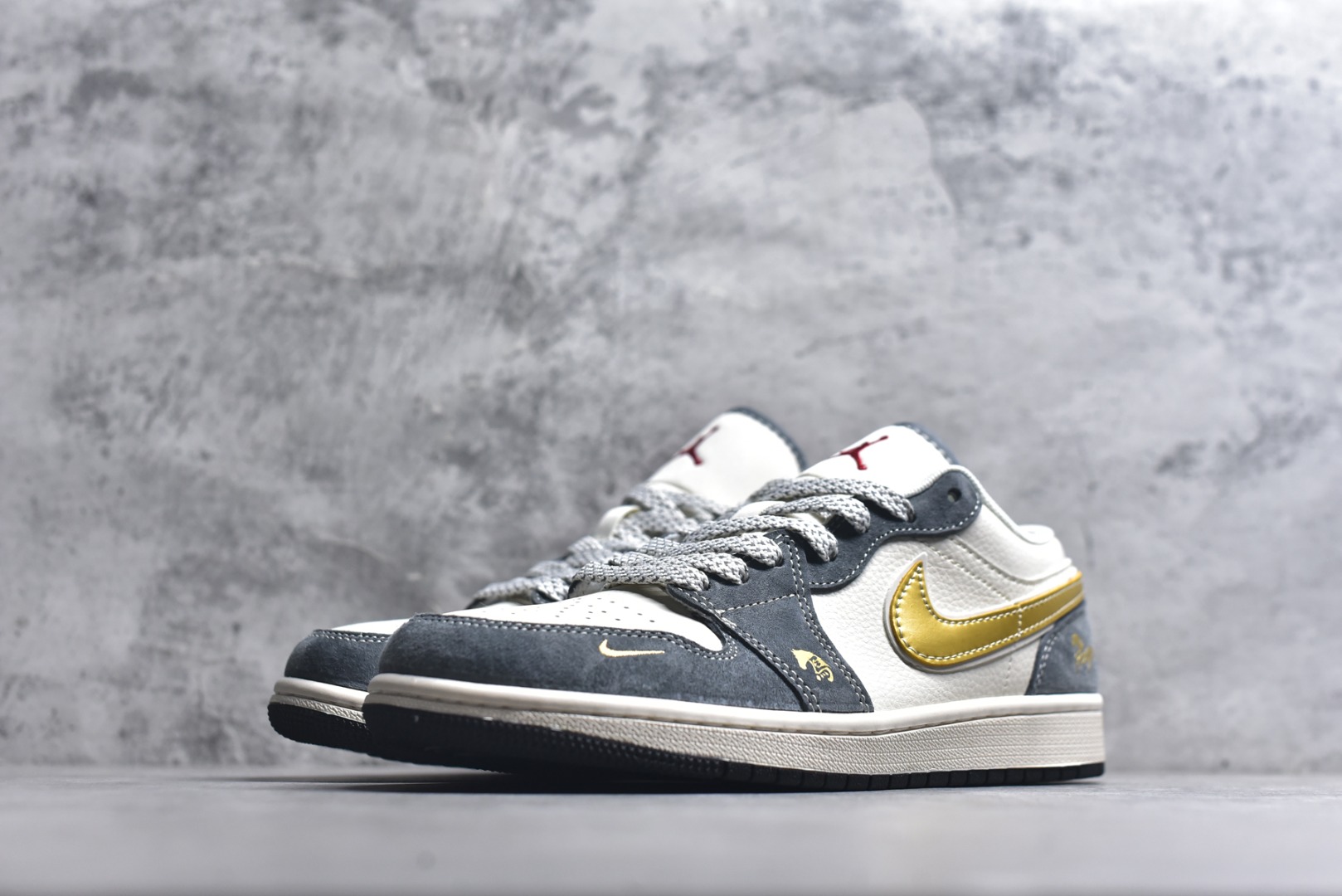 图片[2]-#年金运百搭神鞋 AIR JORDAN 1 灰白金三色营造高级质感，金色Swoosh与马形印花呼应2026生肖主题，红金挂饰暗藏新年好运寓意。AJ1 Low鞋型适配多种穿搭，软质麂皮提升脚感舒适度，无论是通勤上学还是街头出片，都能让你轻松拿捏马年潮流。 货号：JP2026-125 尺码：36 36.5 37.5 38 38.5 39 40 40.5 41 42 42.5 43 44 44.5 45-选品中心