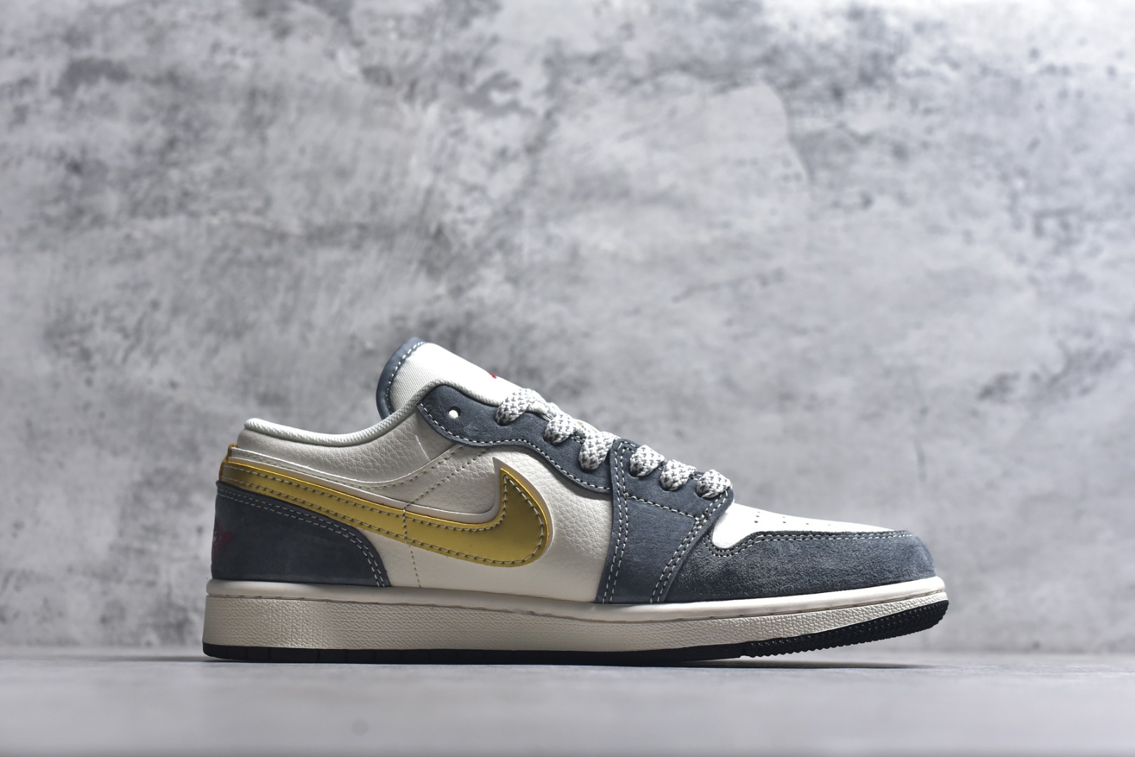 图片[3]-#年金运百搭神鞋 AIR JORDAN 1 灰白金三色营造高级质感，金色Swoosh与马形印花呼应2026生肖主题，红金挂饰暗藏新年好运寓意。AJ1 Low鞋型适配多种穿搭，软质麂皮提升脚感舒适度，无论是通勤上学还是街头出片，都能让你轻松拿捏马年潮流。 货号：JP2026-125 尺码：36 36.5 37.5 38 38.5 39 40 40.5 41 42 42.5 43 44 44.5 45-选品中心