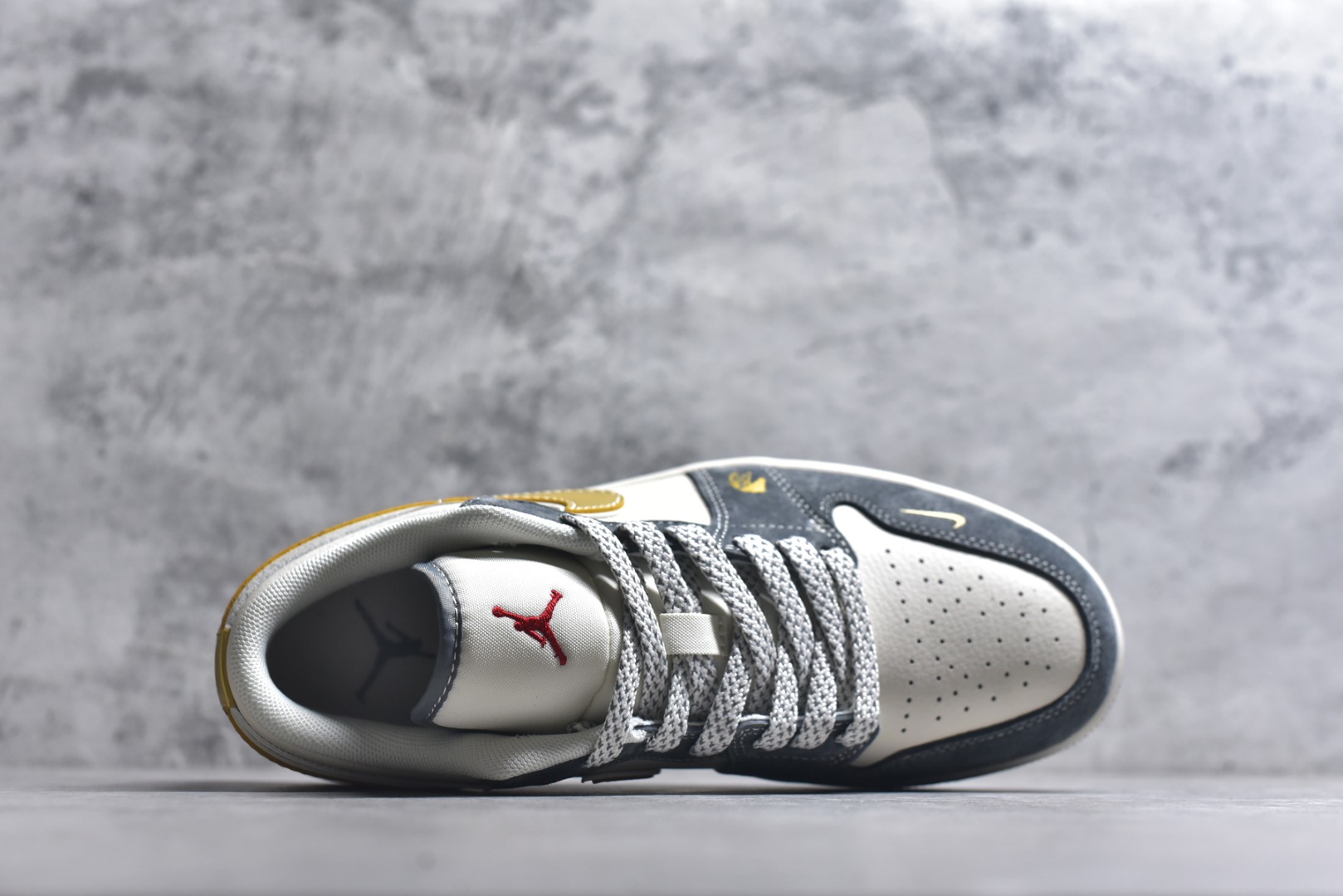 图片[4]-#年金运百搭神鞋 AIR JORDAN 1 灰白金三色营造高级质感，金色Swoosh与马形印花呼应2026生肖主题，红金挂饰暗藏新年好运寓意。AJ1 Low鞋型适配多种穿搭，软质麂皮提升脚感舒适度，无论是通勤上学还是街头出片，都能让你轻松拿捏马年潮流。 货号：JP2026-125 尺码：36 36.5 37.5 38 38.5 39 40 40.5 41 42 42.5 43 44 44.5 45-选品中心