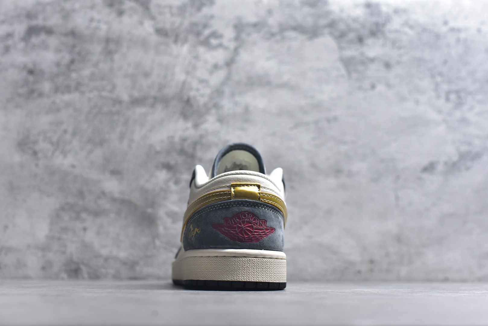 图片[5]-#年金运百搭神鞋 AIR JORDAN 1 灰白金三色营造高级质感，金色Swoosh与马形印花呼应2026生肖主题，红金挂饰暗藏新年好运寓意。AJ1 Low鞋型适配多种穿搭，软质麂皮提升脚感舒适度，无论是通勤上学还是街头出片，都能让你轻松拿捏马年潮流。 货号：JP2026-125 尺码：36 36.5 37.5 38 38.5 39 40 40.5 41 42 42.5 43 44 44.5 45-选品中心