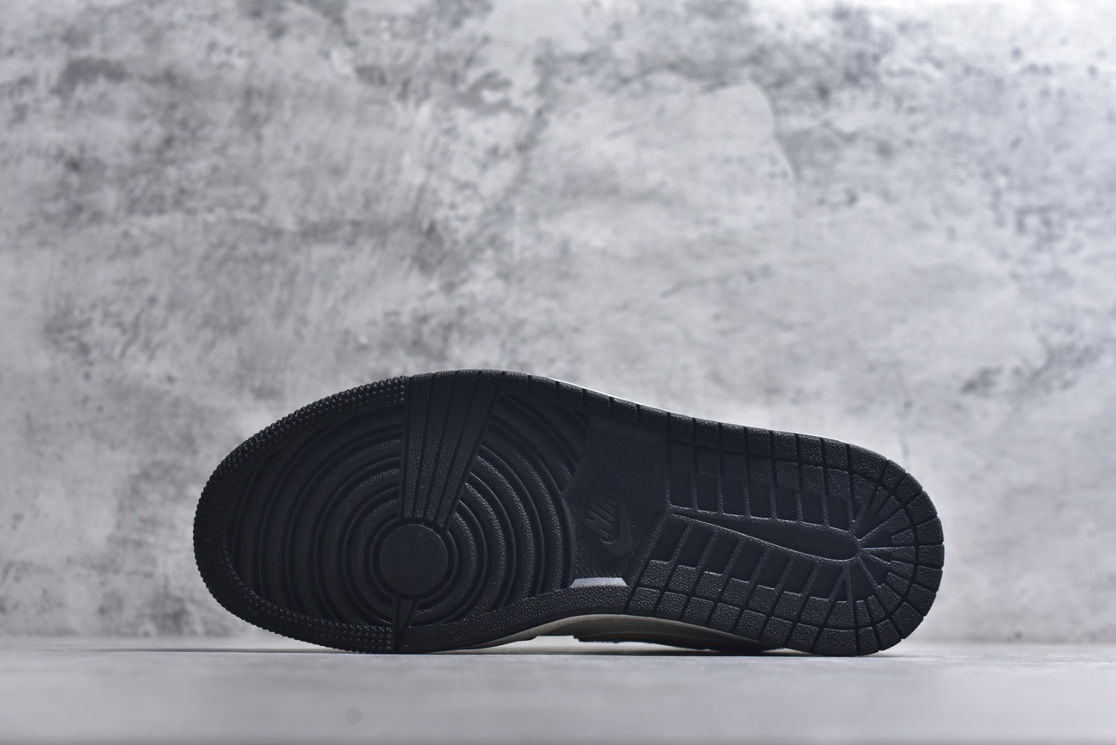 图片[6]-#年金运百搭神鞋 AIR JORDAN 1 灰白金三色营造高级质感，金色Swoosh与马形印花呼应2026生肖主题，红金挂饰暗藏新年好运寓意。AJ1 Low鞋型适配多种穿搭，软质麂皮提升脚感舒适度，无论是通勤上学还是街头出片，都能让你轻松拿捏马年潮流。 货号：JP2026-125 尺码：36 36.5 37.5 38 38.5 39 40 40.5 41 42 42.5 43 44 44.5 45-选品中心