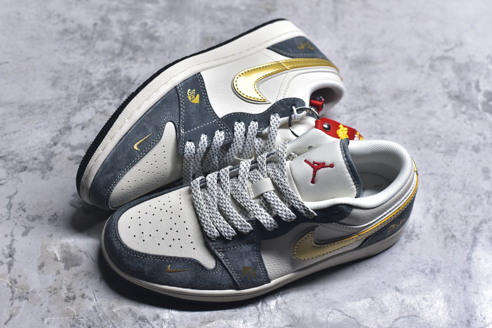 图片[7]-#年金运百搭神鞋 AIR JORDAN 1 灰白金三色营造高级质感，金色Swoosh与马形印花呼应2026生肖主题，红金挂饰暗藏新年好运寓意。AJ1 Low鞋型适配多种穿搭，软质麂皮提升脚感舒适度，无论是通勤上学还是街头出片，都能让你轻松拿捏马年潮流。 货号：JP2026-125 尺码：36 36.5 37.5 38 38.5 39 40 40.5 41 42 42.5 43 44 44.5 45-选品中心