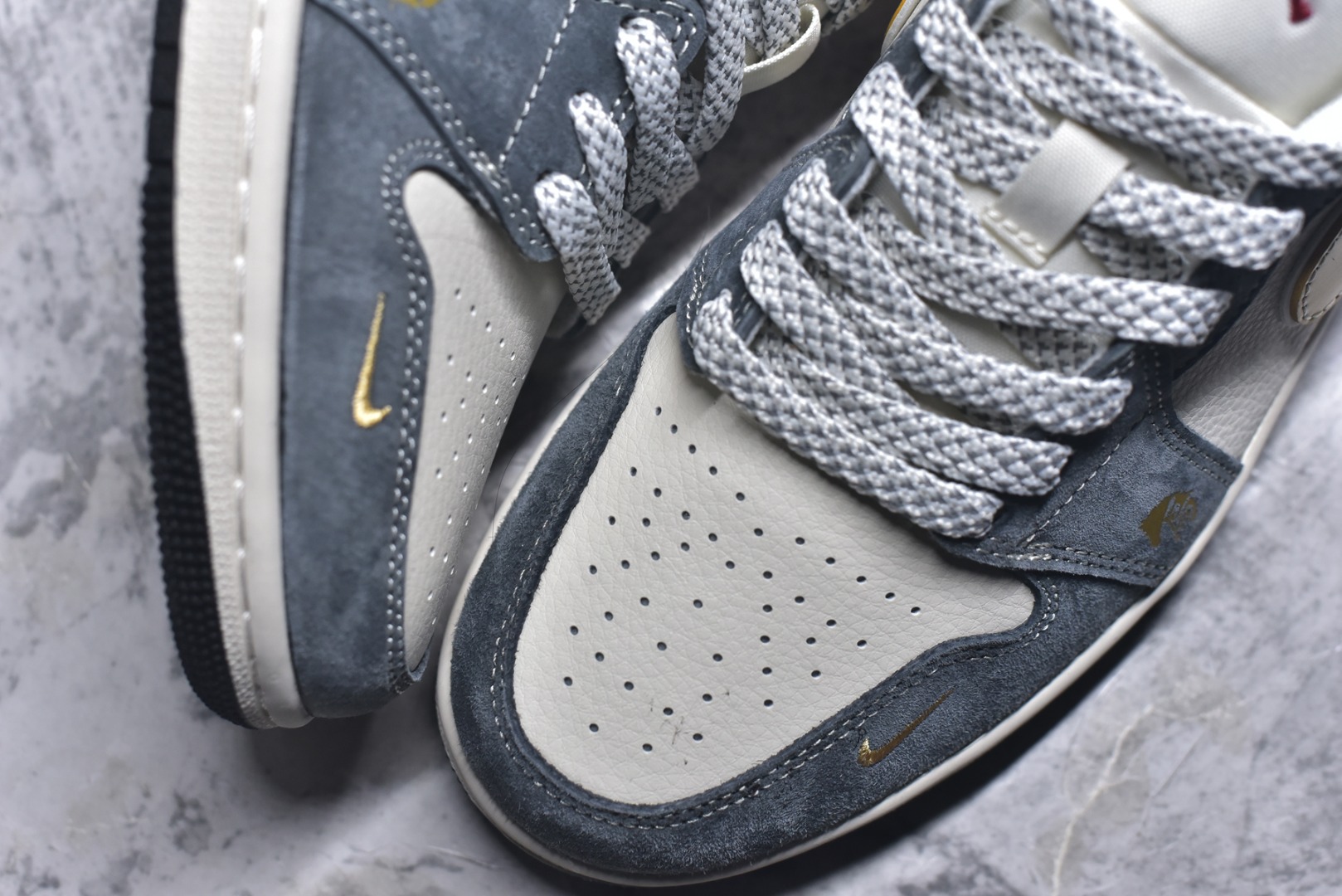 图片[8]-#年金运百搭神鞋 AIR JORDAN 1 灰白金三色营造高级质感，金色Swoosh与马形印花呼应2026生肖主题，红金挂饰暗藏新年好运寓意。AJ1 Low鞋型适配多种穿搭，软质麂皮提升脚感舒适度，无论是通勤上学还是街头出片，都能让你轻松拿捏马年潮流。 货号：JP2026-125 尺码：36 36.5 37.5 38 38.5 39 40 40.5 41 42 42.5 43 44 44.5 45-选品中心