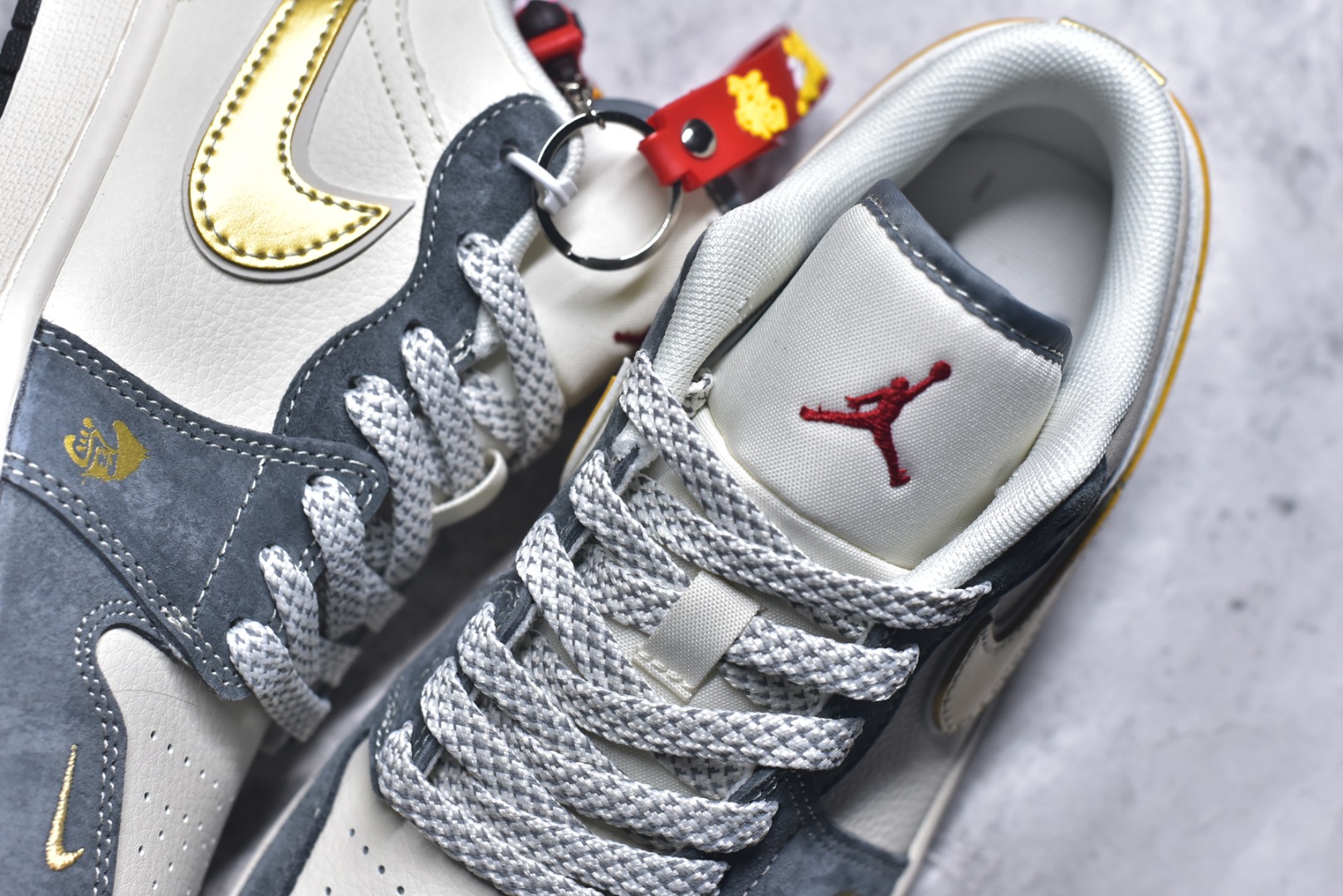 图片[9]-#年金运百搭神鞋 AIR JORDAN 1 灰白金三色营造高级质感，金色Swoosh与马形印花呼应2026生肖主题，红金挂饰暗藏新年好运寓意。AJ1 Low鞋型适配多种穿搭，软质麂皮提升脚感舒适度，无论是通勤上学还是街头出片，都能让你轻松拿捏马年潮流。 货号：JP2026-125 尺码：36 36.5 37.5 38 38.5 39 40 40.5 41 42 42.5 43 44 44.5 45-选品中心