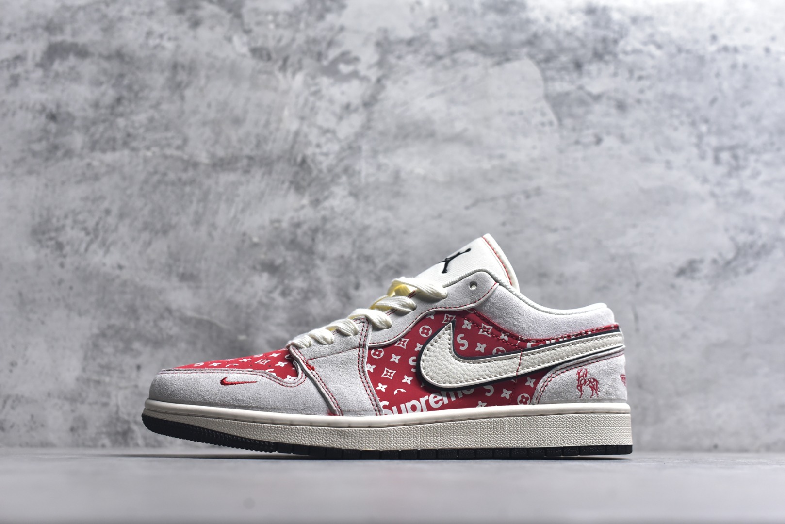 #马年红运低帮王者 AIR JORDAN 1 灰红拼接鞋面搭配满印老花图案，融入Supreme联名元素，侧身马形印花点明2026生肖主题，红金挂饰增添新年氛围。经典AJ1 Low鞋型保留复古轮廓，软质鞋面搭配缓震中底，日常穿搭与潮流收藏双在线，助你开启马年红运。 货号：JP2026-123 尺码：36 36.5 37.5 38 38.5 39 40 40.5 41 42 42.5 43 44 44.5 45-选品中心