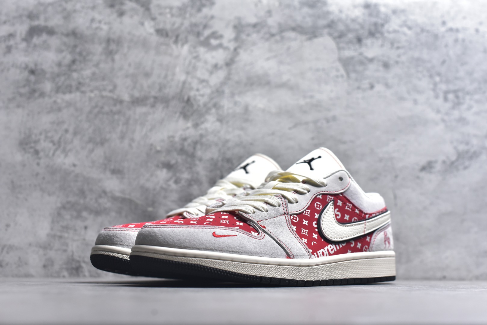 图片[2]-#马年红运低帮王者 AIR JORDAN 1 灰红拼接鞋面搭配满印老花图案，融入Supreme联名元素，侧身马形印花点明2026生肖主题，红金挂饰增添新年氛围。经典AJ1 Low鞋型保留复古轮廓，软质鞋面搭配缓震中底，日常穿搭与潮流收藏双在线，助你开启马年红运。 货号：JP2026-123 尺码：36 36.5 37.5 38 38.5 39 40 40.5 41 42 42.5 43 44 44.5 45-选品中心