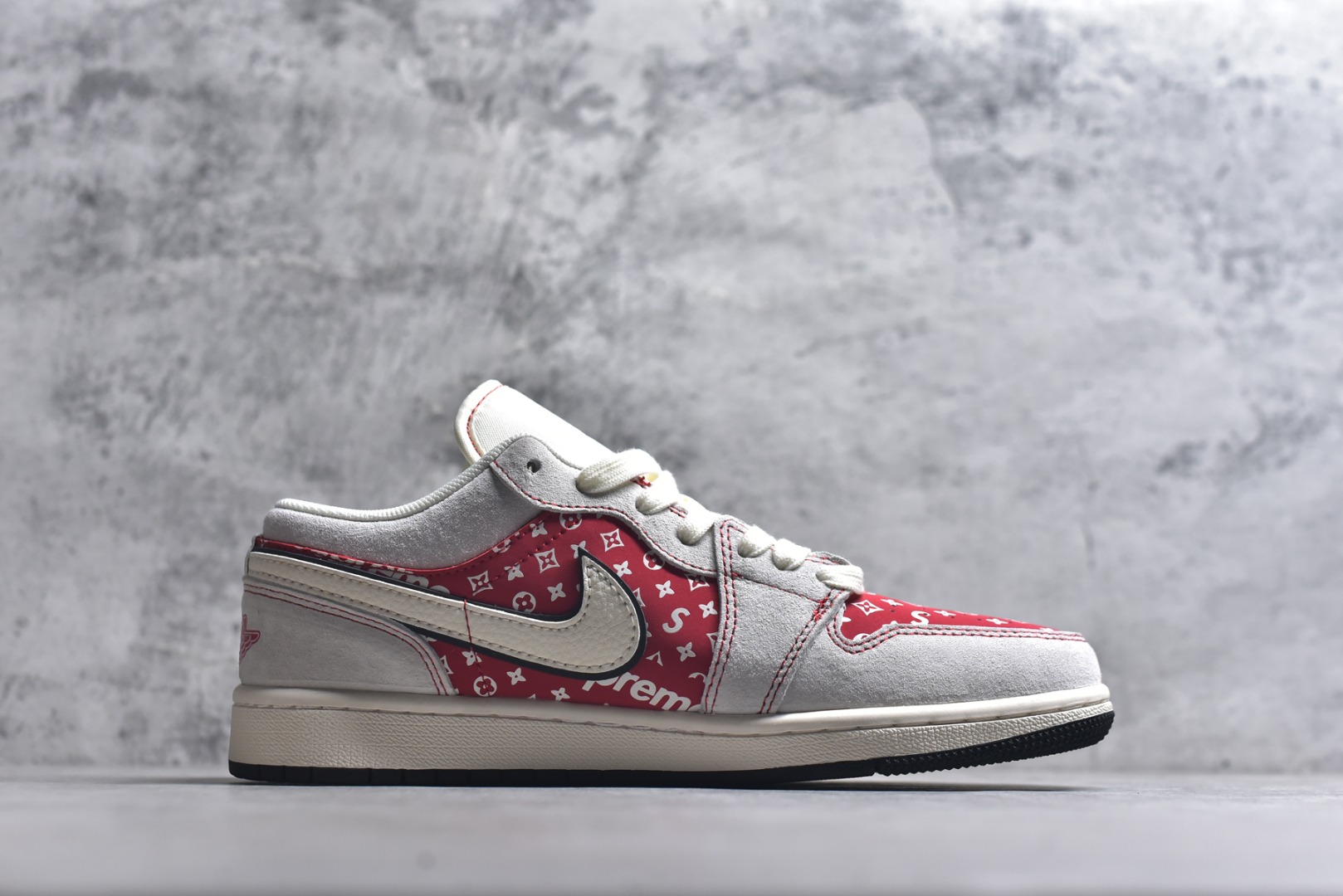 图片[3]-#马年红运低帮王者 AIR JORDAN 1 灰红拼接鞋面搭配满印老花图案，融入Supreme联名元素，侧身马形印花点明2026生肖主题，红金挂饰增添新年氛围。经典AJ1 Low鞋型保留复古轮廓，软质鞋面搭配缓震中底，日常穿搭与潮流收藏双在线，助你开启马年红运。 货号：JP2026-123 尺码：36 36.5 37.5 38 38.5 39 40 40.5 41 42 42.5 43 44 44.5 45-选品中心