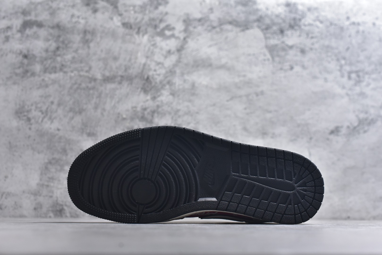 图片[6]-#马年红运低帮王者 AIR JORDAN 1 灰红拼接鞋面搭配满印老花图案，融入Supreme联名元素，侧身马形印花点明2026生肖主题，红金挂饰增添新年氛围。经典AJ1 Low鞋型保留复古轮廓，软质鞋面搭配缓震中底，日常穿搭与潮流收藏双在线，助你开启马年红运。 货号：JP2026-123 尺码：36 36.5 37.5 38 38.5 39 40 40.5 41 42 42.5 43 44 44.5 45-选品中心