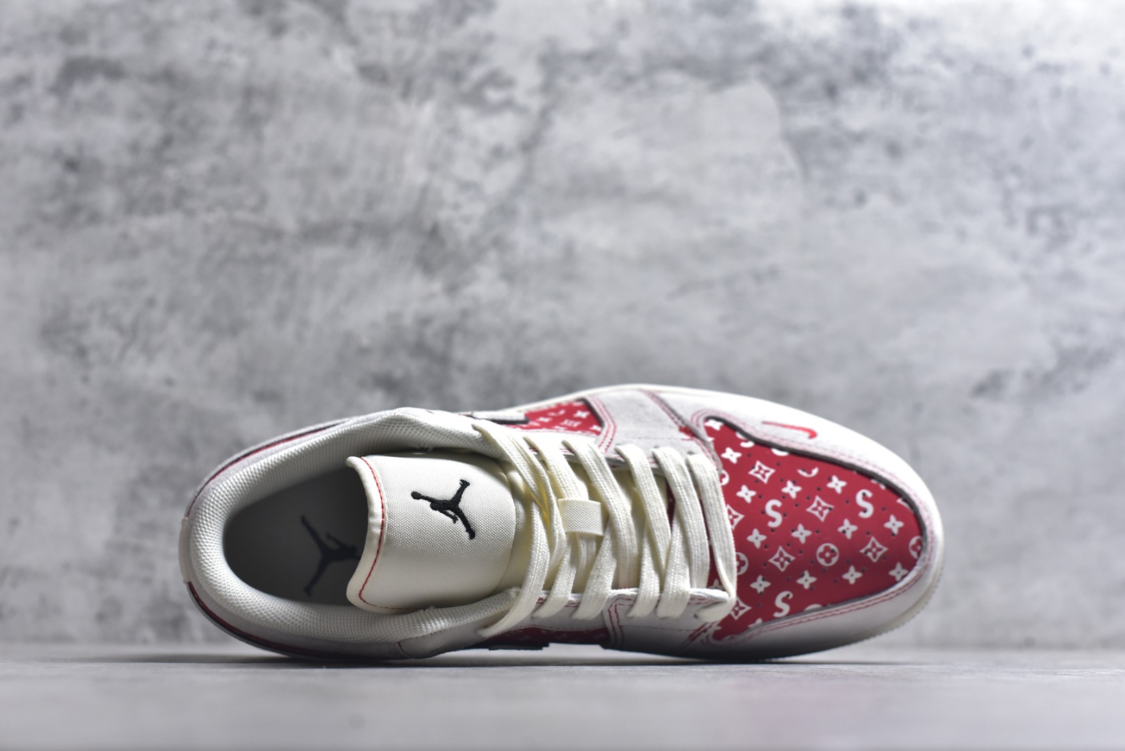 图片[4]-#马年红运低帮王者 AIR JORDAN 1 灰红拼接鞋面搭配满印老花图案，融入Supreme联名元素，侧身马形印花点明2026生肖主题，红金挂饰增添新年氛围。经典AJ1 Low鞋型保留复古轮廓，软质鞋面搭配缓震中底，日常穿搭与潮流收藏双在线，助你开启马年红运。 货号：JP2026-123 尺码：36 36.5 37.5 38 38.5 39 40 40.5 41 42 42.5 43 44 44.5 45-选品中心