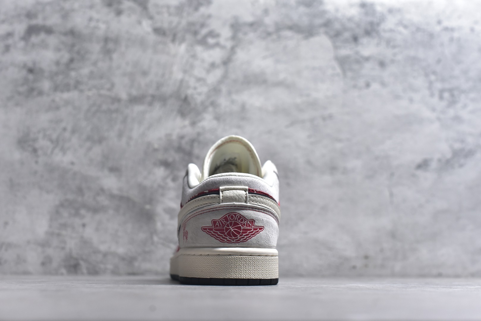 图片[5]-#马年红运低帮王者 AIR JORDAN 1 灰红拼接鞋面搭配满印老花图案，融入Supreme联名元素，侧身马形印花点明2026生肖主题，红金挂饰增添新年氛围。经典AJ1 Low鞋型保留复古轮廓，软质鞋面搭配缓震中底，日常穿搭与潮流收藏双在线，助你开启马年红运。 货号：JP2026-123 尺码：36 36.5 37.5 38 38.5 39 40 40.5 41 42 42.5 43 44 44.5 45-选品中心