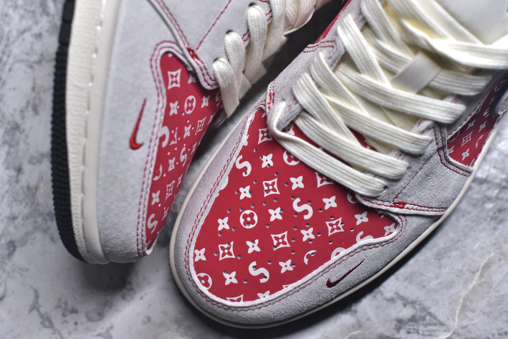 图片[8]-#马年红运低帮王者 AIR JORDAN 1 灰红拼接鞋面搭配满印老花图案，融入Supreme联名元素，侧身马形印花点明2026生肖主题，红金挂饰增添新年氛围。经典AJ1 Low鞋型保留复古轮廓，软质鞋面搭配缓震中底，日常穿搭与潮流收藏双在线，助你开启马年红运。 货号：JP2026-123 尺码：36 36.5 37.5 38 38.5 39 40 40.5 41 42 42.5 43 44 44.5 45-选品中心