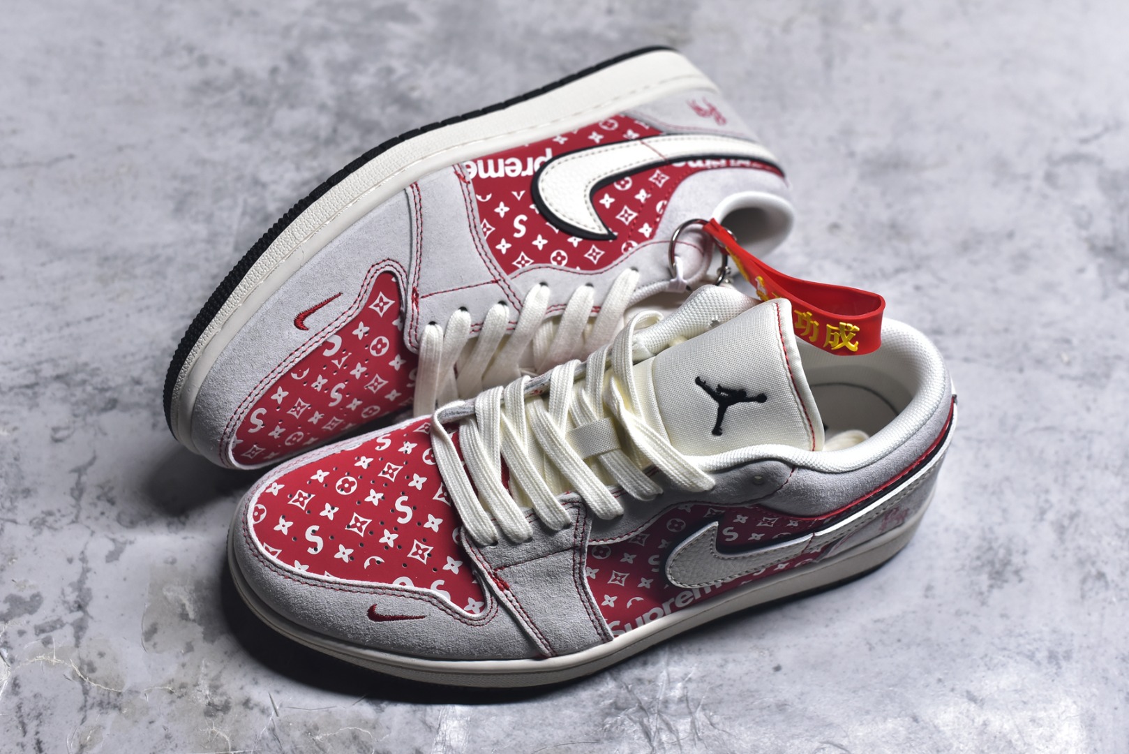 图片[7]-#马年红运低帮王者 AIR JORDAN 1 灰红拼接鞋面搭配满印老花图案，融入Supreme联名元素，侧身马形印花点明2026生肖主题，红金挂饰增添新年氛围。经典AJ1 Low鞋型保留复古轮廓，软质鞋面搭配缓震中底，日常穿搭与潮流收藏双在线，助你开启马年红运。 货号：JP2026-123 尺码：36 36.5 37.5 38 38.5 39 40 40.5 41 42 42.5 43 44 44.5 45-选品中心