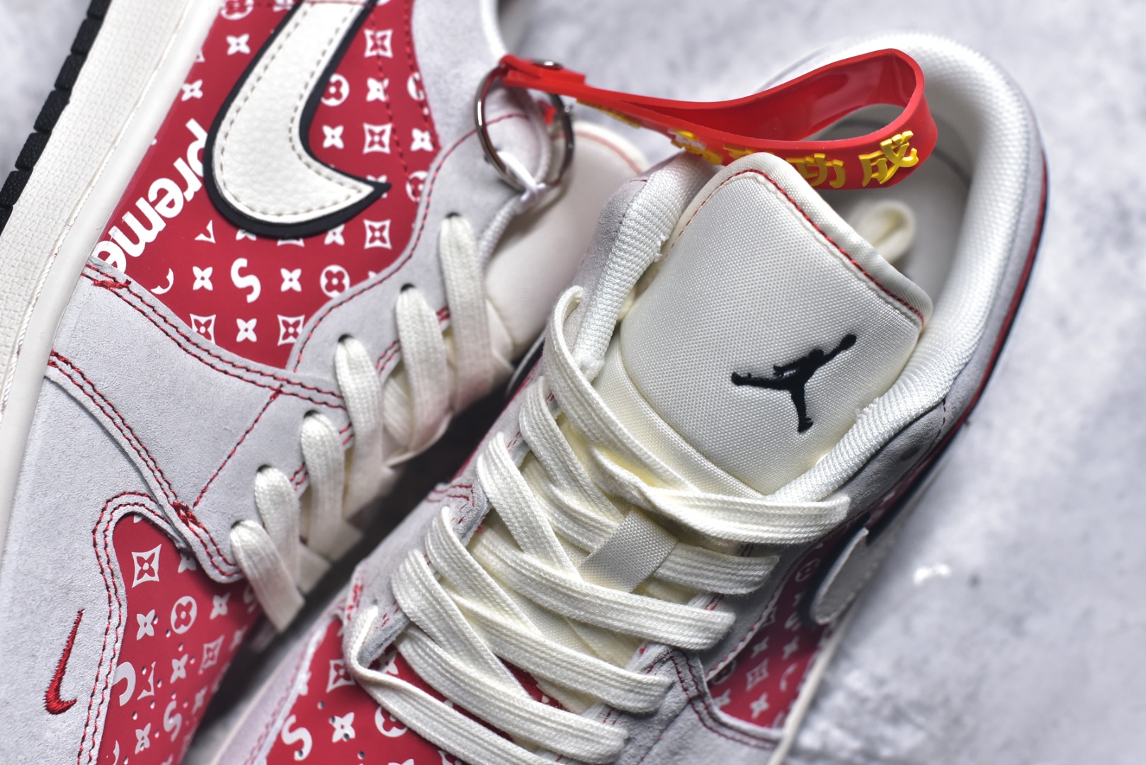 图片[9]-#马年红运低帮王者 AIR JORDAN 1 灰红拼接鞋面搭配满印老花图案，融入Supreme联名元素，侧身马形印花点明2026生肖主题，红金挂饰增添新年氛围。经典AJ1 Low鞋型保留复古轮廓，软质鞋面搭配缓震中底，日常穿搭与潮流收藏双在线，助你开启马年红运。 货号：JP2026-123 尺码：36 36.5 37.5 38 38.5 39 40 40.5 41 42 42.5 43 44 44.5 45-选品中心