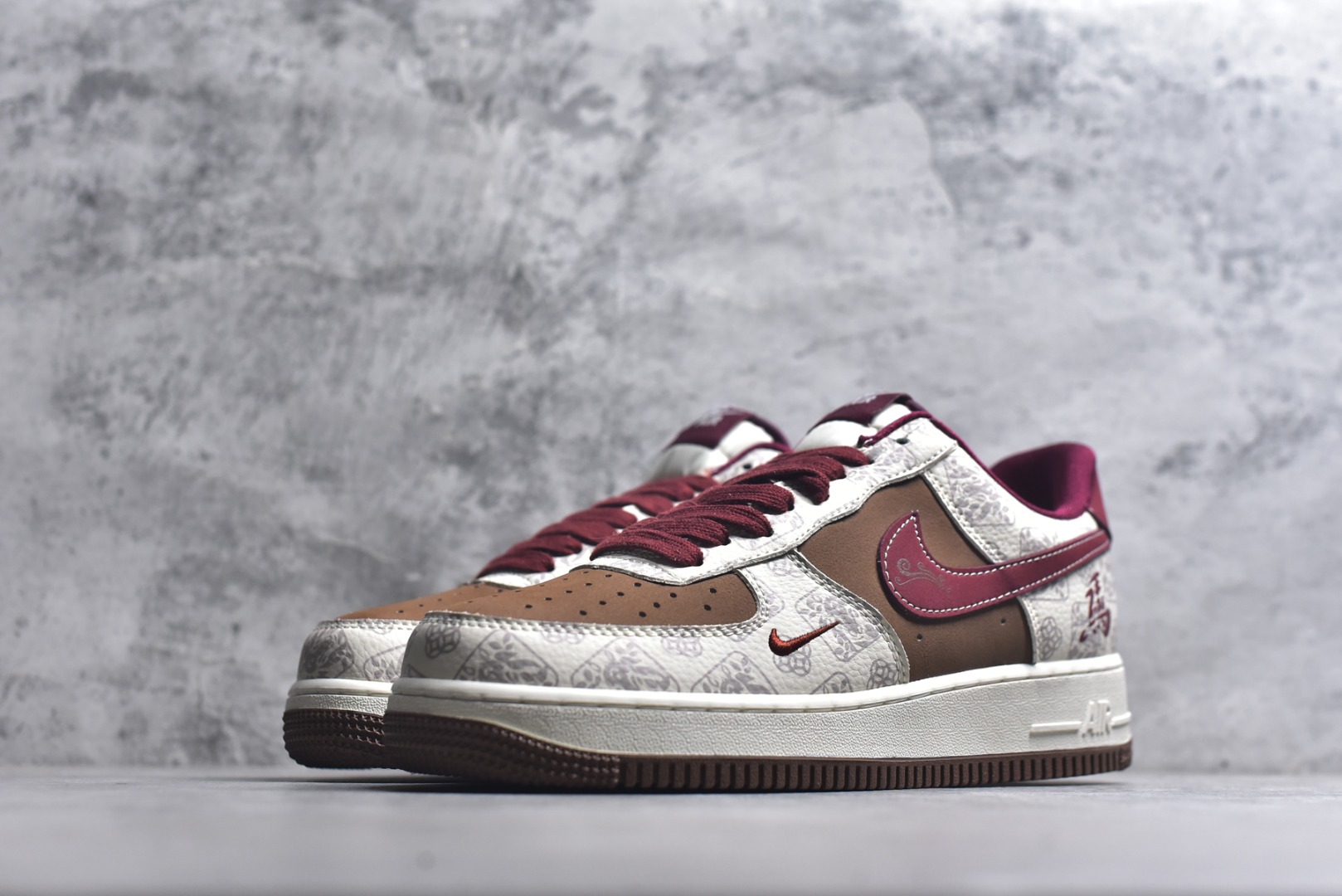 图片[2]-#2026新款定制限量发售❗️高端定制Nike Air Force 1 \’07 Low “马年限定联名——白棕铜钱风”- 米白底色搭配复古棕与酒红拼接，鞋身布满铜钱暗纹，寓意招财进宝；后跟金色“马”字刺绣点明生肖主题，奢华感拉满 # 定制鞋盒 高端定制 低帮休闲板鞋 大厂纯原品质出货 超高清洁度 皮料切割干净无任何毛边 细节完美 货号：DW8806-007 尺码：36 36.5 37.5 38 38.5 39 40 40.5 41 42 42.5 43 44 44.5 45-选品中心