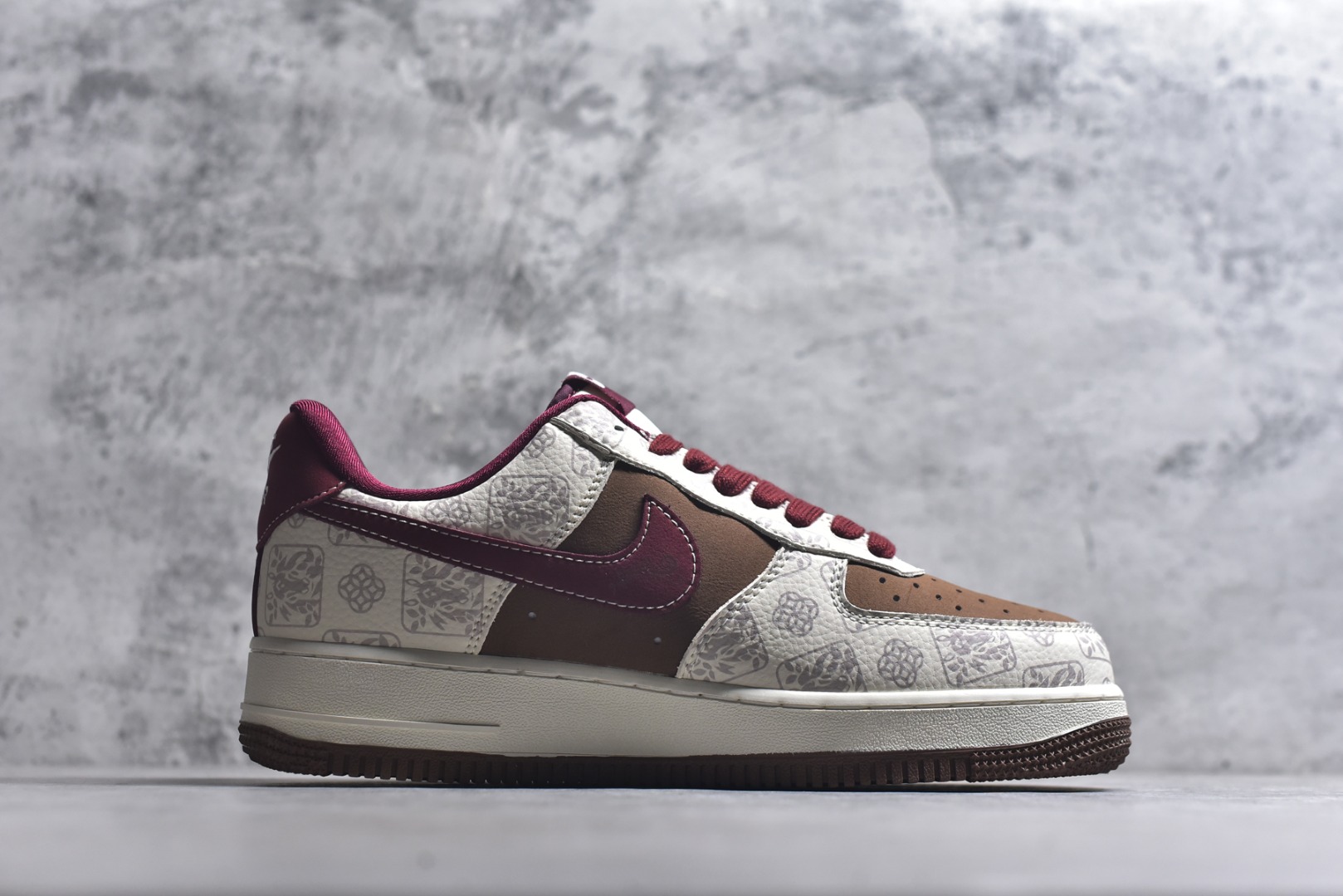 图片[3]-#2026新款定制限量发售❗️高端定制Nike Air Force 1 \’07 Low “马年限定联名——白棕铜钱风”- 米白底色搭配复古棕与酒红拼接，鞋身布满铜钱暗纹，寓意招财进宝；后跟金色“马”字刺绣点明生肖主题，奢华感拉满 # 定制鞋盒 高端定制 低帮休闲板鞋 大厂纯原品质出货 超高清洁度 皮料切割干净无任何毛边 细节完美 货号：DW8806-007 尺码：36 36.5 37.5 38 38.5 39 40 40.5 41 42 42.5 43 44 44.5 45-选品中心
