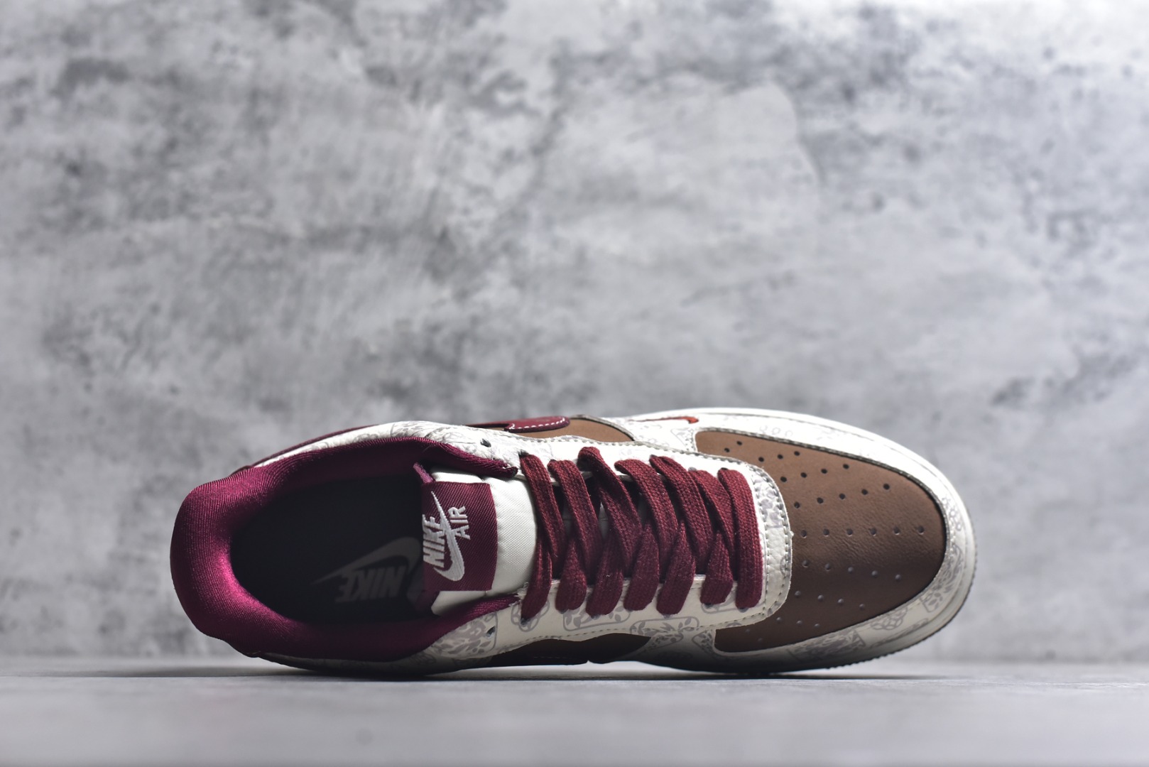 图片[4]-#2026新款定制限量发售❗️高端定制Nike Air Force 1 \’07 Low “马年限定联名——白棕铜钱风”- 米白底色搭配复古棕与酒红拼接，鞋身布满铜钱暗纹，寓意招财进宝；后跟金色“马”字刺绣点明生肖主题，奢华感拉满 # 定制鞋盒 高端定制 低帮休闲板鞋 大厂纯原品质出货 超高清洁度 皮料切割干净无任何毛边 细节完美 货号：DW8806-007 尺码：36 36.5 37.5 38 38.5 39 40 40.5 41 42 42.5 43 44 44.5 45-选品中心