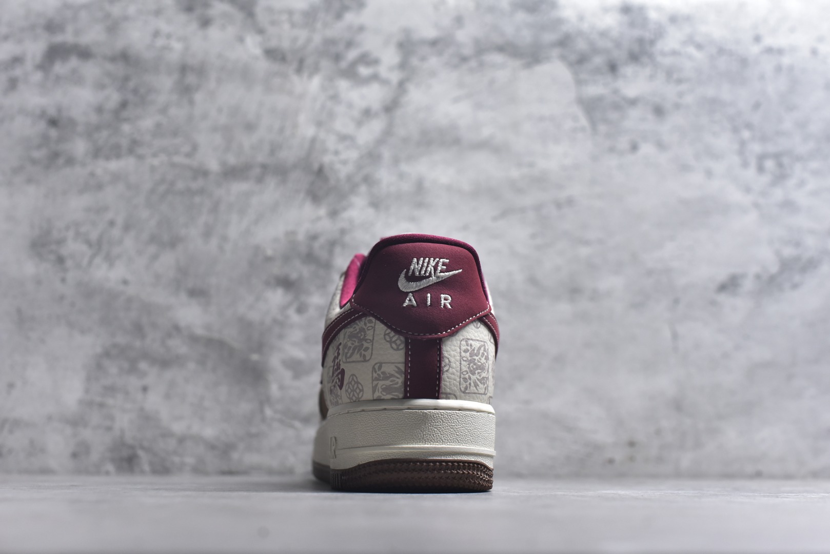 图片[5]-#2026新款定制限量发售❗️高端定制Nike Air Force 1 \’07 Low “马年限定联名——白棕铜钱风”- 米白底色搭配复古棕与酒红拼接，鞋身布满铜钱暗纹，寓意招财进宝；后跟金色“马”字刺绣点明生肖主题，奢华感拉满 # 定制鞋盒 高端定制 低帮休闲板鞋 大厂纯原品质出货 超高清洁度 皮料切割干净无任何毛边 细节完美 货号：DW8806-007 尺码：36 36.5 37.5 38 38.5 39 40 40.5 41 42 42.5 43 44 44.5 45-选品中心