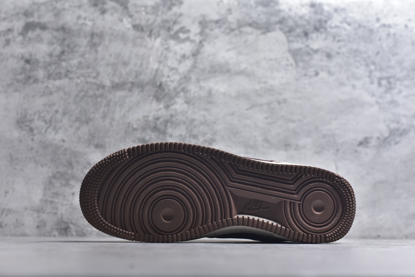 图片[6]-#2026新款定制限量发售❗️高端定制Nike Air Force 1 \’07 Low “马年限定联名——白棕铜钱风”- 米白底色搭配复古棕与酒红拼接，鞋身布满铜钱暗纹，寓意招财进宝；后跟金色“马”字刺绣点明生肖主题，奢华感拉满 # 定制鞋盒 高端定制 低帮休闲板鞋 大厂纯原品质出货 超高清洁度 皮料切割干净无任何毛边 细节完美 货号：DW8806-007 尺码：36 36.5 37.5 38 38.5 39 40 40.5 41 42 42.5 43 44 44.5 45-选品中心