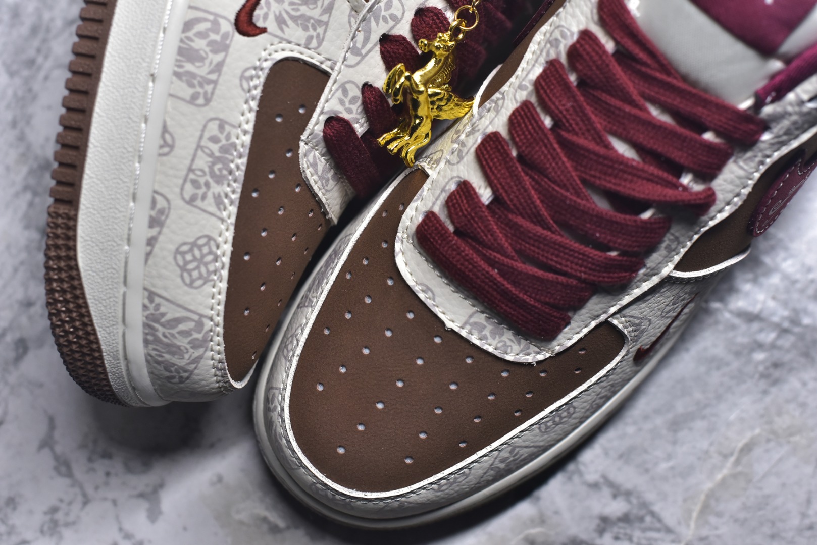 图片[8]-#2026新款定制限量发售❗️高端定制Nike Air Force 1 \’07 Low “马年限定联名——白棕铜钱风”- 米白底色搭配复古棕与酒红拼接，鞋身布满铜钱暗纹，寓意招财进宝；后跟金色“马”字刺绣点明生肖主题，奢华感拉满 # 定制鞋盒 高端定制 低帮休闲板鞋 大厂纯原品质出货 超高清洁度 皮料切割干净无任何毛边 细节完美 货号：DW8806-007 尺码：36 36.5 37.5 38 38.5 39 40 40.5 41 42 42.5 43 44 44.5 45-选品中心
