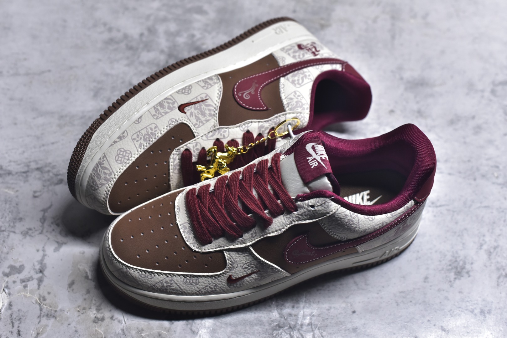 图片[7]-#2026新款定制限量发售❗️高端定制Nike Air Force 1 \’07 Low “马年限定联名——白棕铜钱风”- 米白底色搭配复古棕与酒红拼接，鞋身布满铜钱暗纹，寓意招财进宝；后跟金色“马”字刺绣点明生肖主题，奢华感拉满 # 定制鞋盒 高端定制 低帮休闲板鞋 大厂纯原品质出货 超高清洁度 皮料切割干净无任何毛边 细节完美 货号：DW8806-007 尺码：36 36.5 37.5 38 38.5 39 40 40.5 41 42 42.5 43 44 44.5 45-选品中心