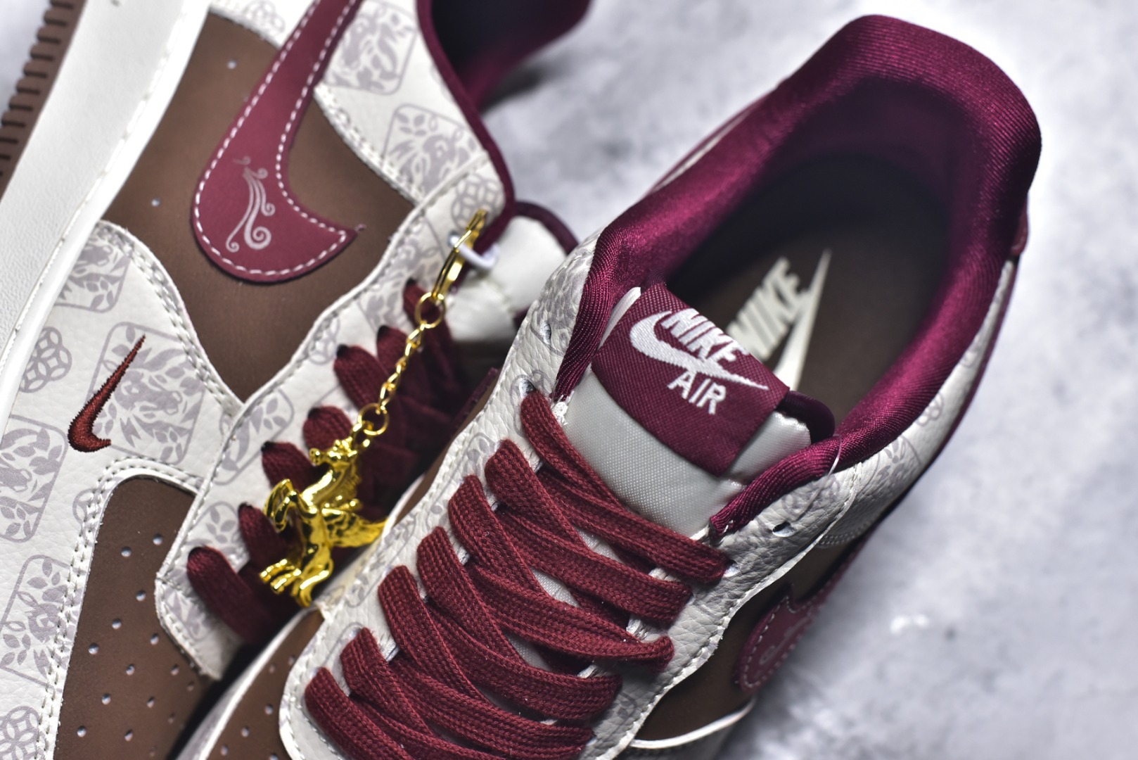 图片[9]-#2026新款定制限量发售❗️高端定制Nike Air Force 1 \’07 Low “马年限定联名——白棕铜钱风”- 米白底色搭配复古棕与酒红拼接，鞋身布满铜钱暗纹，寓意招财进宝；后跟金色“马”字刺绣点明生肖主题，奢华感拉满 # 定制鞋盒 高端定制 低帮休闲板鞋 大厂纯原品质出货 超高清洁度 皮料切割干净无任何毛边 细节完美 货号：DW8806-007 尺码：36 36.5 37.5 38 38.5 39 40 40.5 41 42 42.5 43 44 44.5 45-选品中心