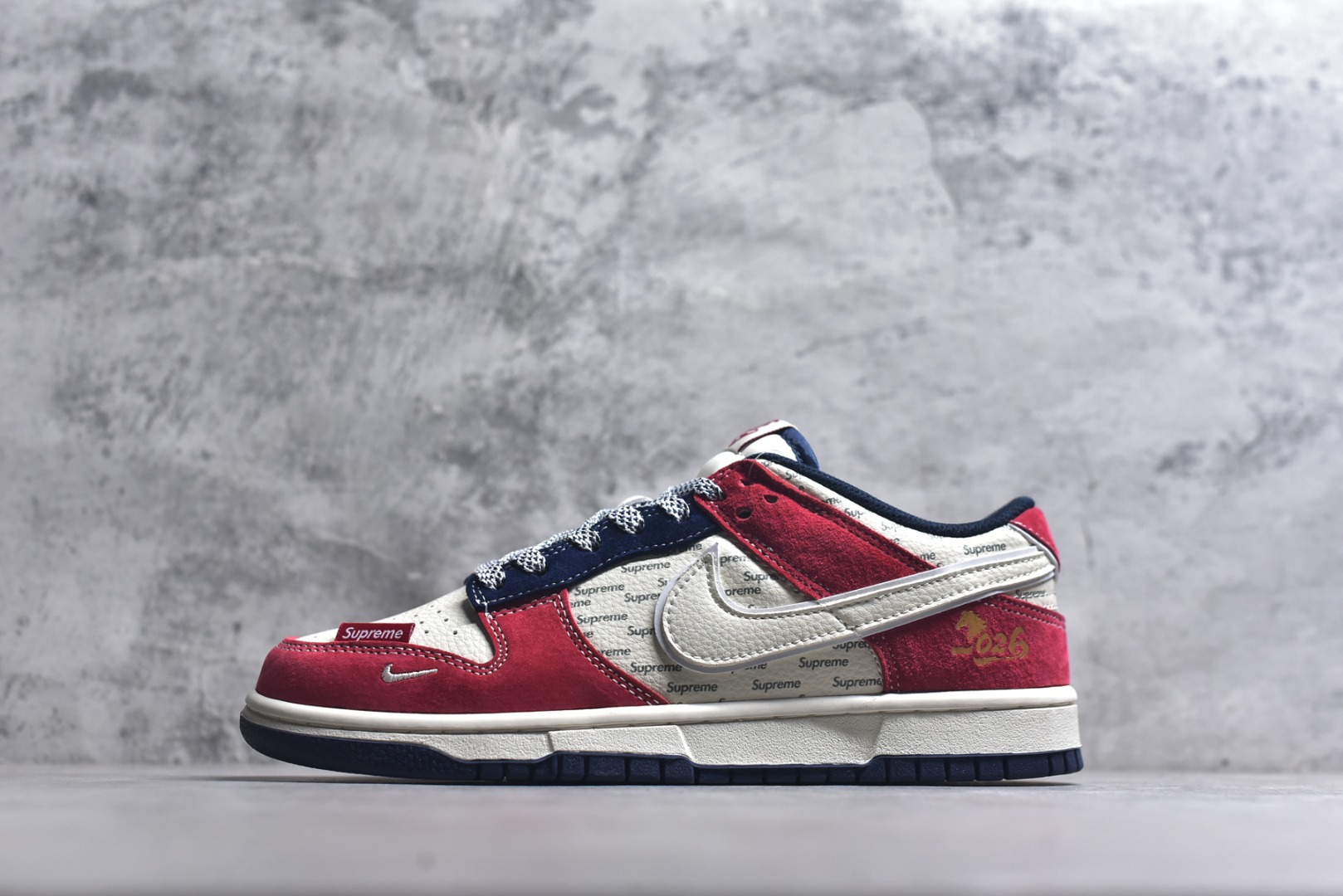 #马年联名街头霸主 SB DUNK LOW 红黑白三色拼接打造视觉冲击，满印Supreme Logo彰显联名身份，侧身“2026”与马形挂饰呼应生肖主题。SB Dunk经典鞋型搭配缓震中底，兼顾滑板性能与日常穿搭，是马年不可错过的潮流狠货。 货号：DN3168-026 尺码：36 36.5 37.5 38 38.5 39 40 40.5 41 42 42.5 43 44 44.5 45-选品中心