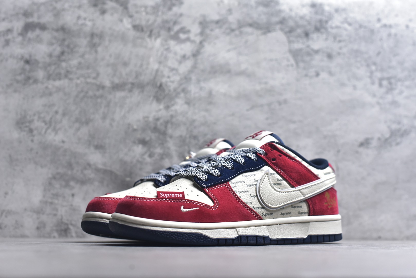 图片[2]-#马年联名街头霸主 SB DUNK LOW 红黑白三色拼接打造视觉冲击，满印Supreme Logo彰显联名身份，侧身“2026”与马形挂饰呼应生肖主题。SB Dunk经典鞋型搭配缓震中底，兼顾滑板性能与日常穿搭，是马年不可错过的潮流狠货。 货号：DN3168-026 尺码：36 36.5 37.5 38 38.5 39 40 40.5 41 42 42.5 43 44 44.5 45-选品中心