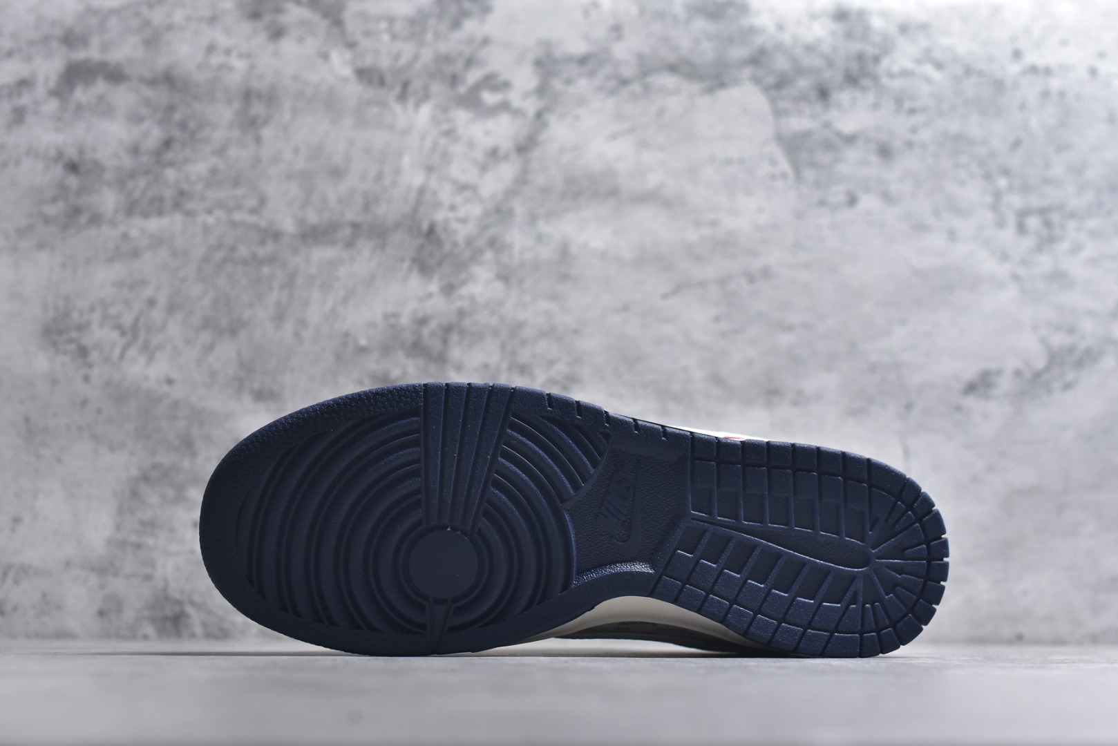 图片[6]-#马年联名街头霸主 SB DUNK LOW 红黑白三色拼接打造视觉冲击，满印Supreme Logo彰显联名身份，侧身“2026”与马形挂饰呼应生肖主题。SB Dunk经典鞋型搭配缓震中底，兼顾滑板性能与日常穿搭，是马年不可错过的潮流狠货。 货号：DN3168-026 尺码：36 36.5 37.5 38 38.5 39 40 40.5 41 42 42.5 43 44 44.5 45-选品中心