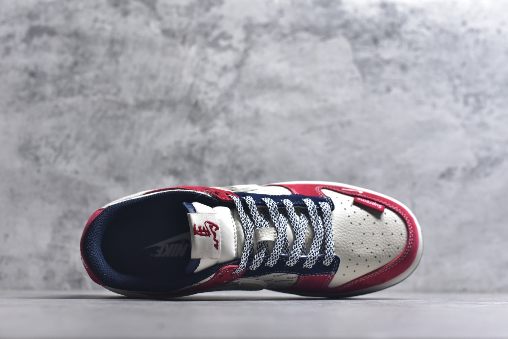 图片[4]-#马年联名街头霸主 SB DUNK LOW 红黑白三色拼接打造视觉冲击，满印Supreme Logo彰显联名身份，侧身“2026”与马形挂饰呼应生肖主题。SB Dunk经典鞋型搭配缓震中底，兼顾滑板性能与日常穿搭，是马年不可错过的潮流狠货。 货号：DN3168-026 尺码：36 36.5 37.5 38 38.5 39 40 40.5 41 42 42.5 43 44 44.5 45-选品中心