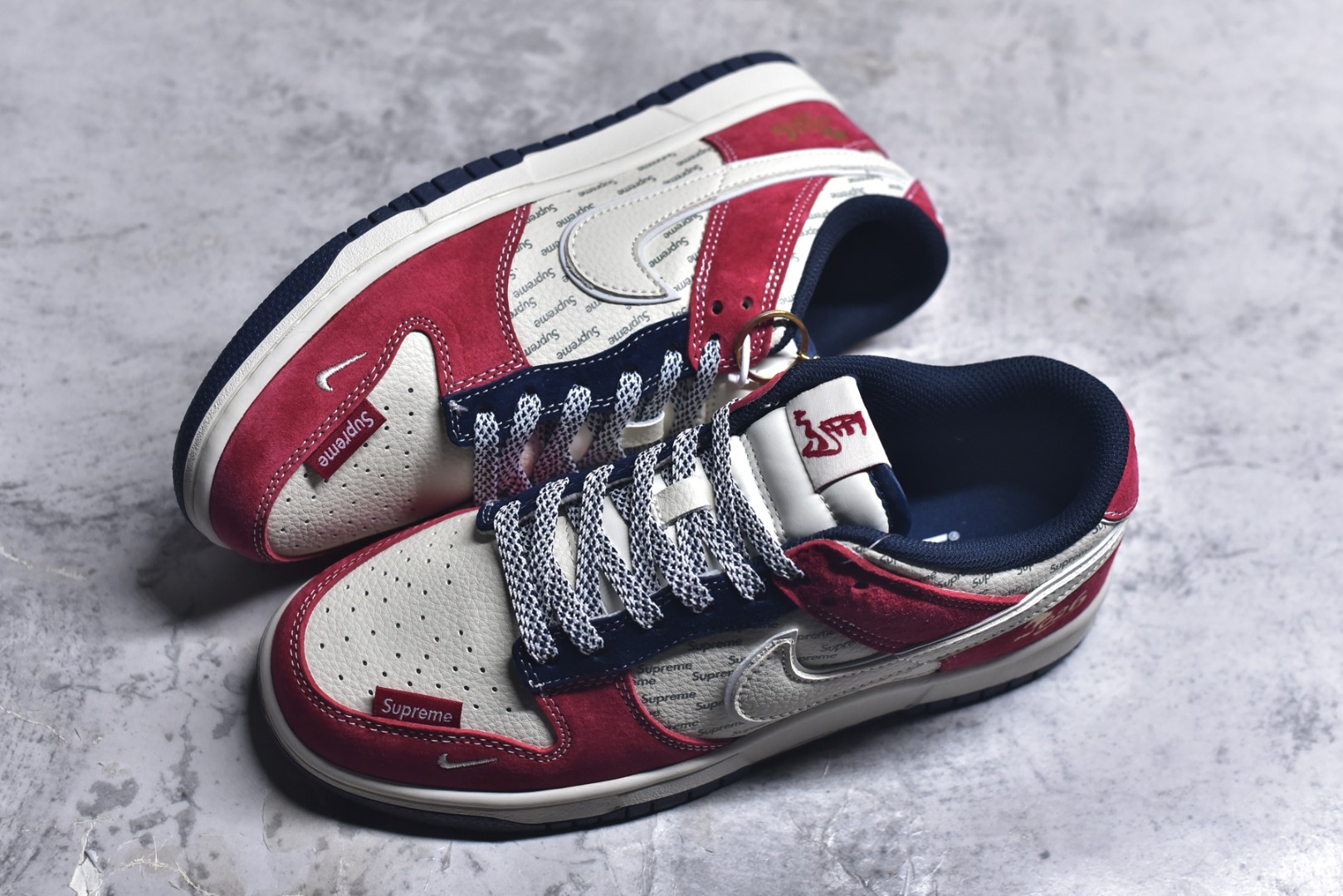 图片[7]-#马年联名街头霸主 SB DUNK LOW 红黑白三色拼接打造视觉冲击，满印Supreme Logo彰显联名身份，侧身“2026”与马形挂饰呼应生肖主题。SB Dunk经典鞋型搭配缓震中底，兼顾滑板性能与日常穿搭，是马年不可错过的潮流狠货。 货号：DN3168-026 尺码：36 36.5 37.5 38 38.5 39 40 40.5 41 42 42.5 43 44 44.5 45-选品中心