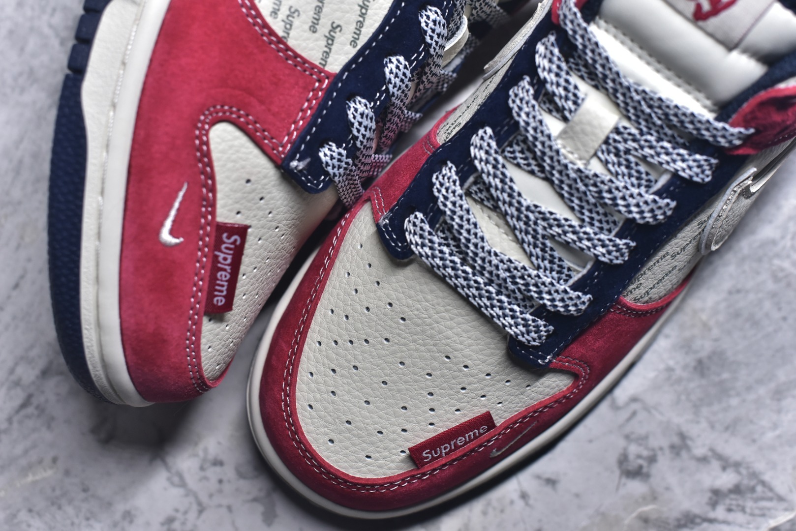 图片[8]-#马年联名街头霸主 SB DUNK LOW 红黑白三色拼接打造视觉冲击，满印Supreme Logo彰显联名身份，侧身“2026”与马形挂饰呼应生肖主题。SB Dunk经典鞋型搭配缓震中底，兼顾滑板性能与日常穿搭，是马年不可错过的潮流狠货。 货号：DN3168-026 尺码：36 36.5 37.5 38 38.5 39 40 40.5 41 42 42.5 43 44 44.5 45-选品中心