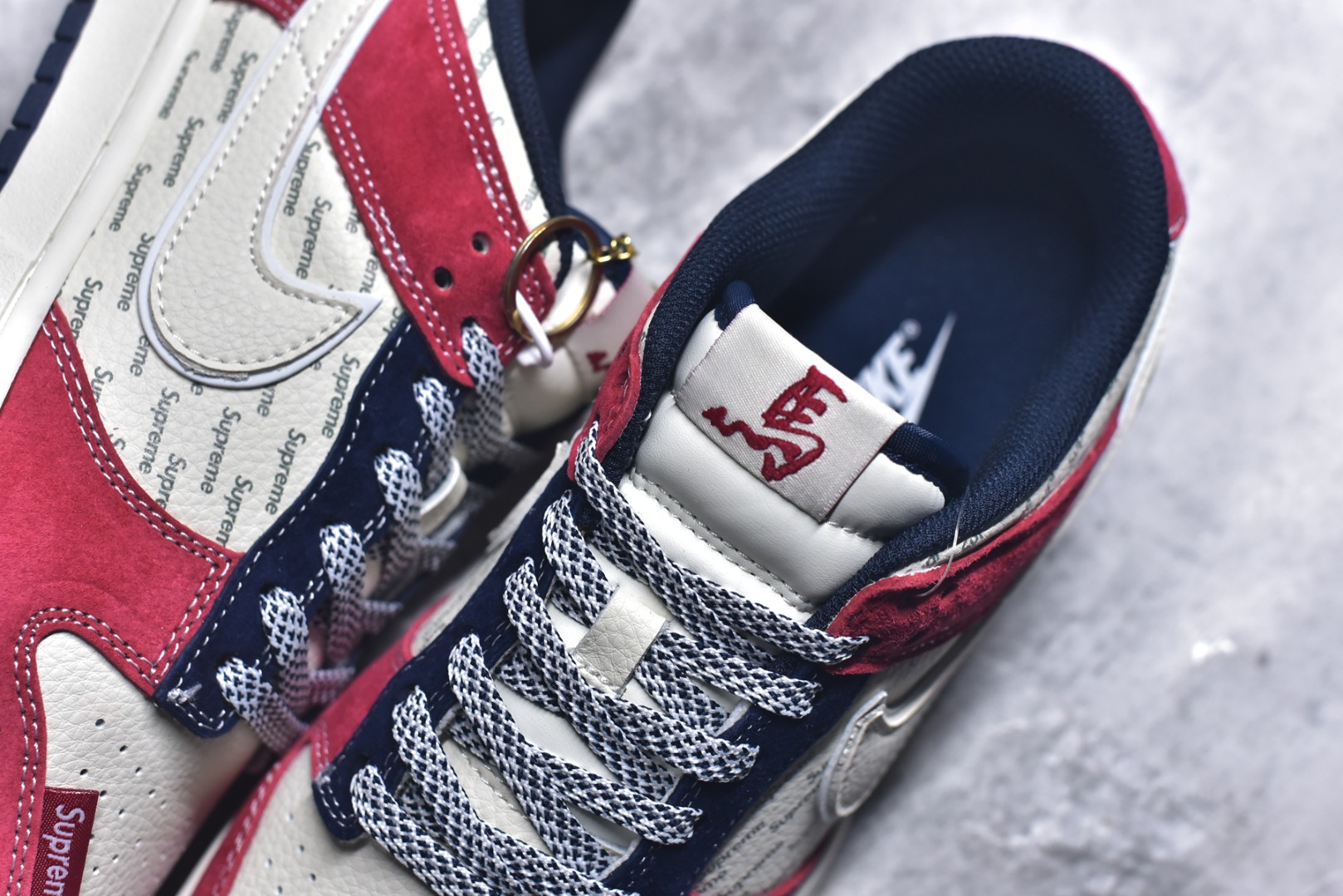 图片[9]-#马年联名街头霸主 SB DUNK LOW 红黑白三色拼接打造视觉冲击，满印Supreme Logo彰显联名身份，侧身“2026”与马形挂饰呼应生肖主题。SB Dunk经典鞋型搭配缓震中底，兼顾滑板性能与日常穿搭，是马年不可错过的潮流狠货。 货号：DN3168-026 尺码：36 36.5 37.5 38 38.5 39 40 40.5 41 42 42.5 43 44 44.5 45-选品中心