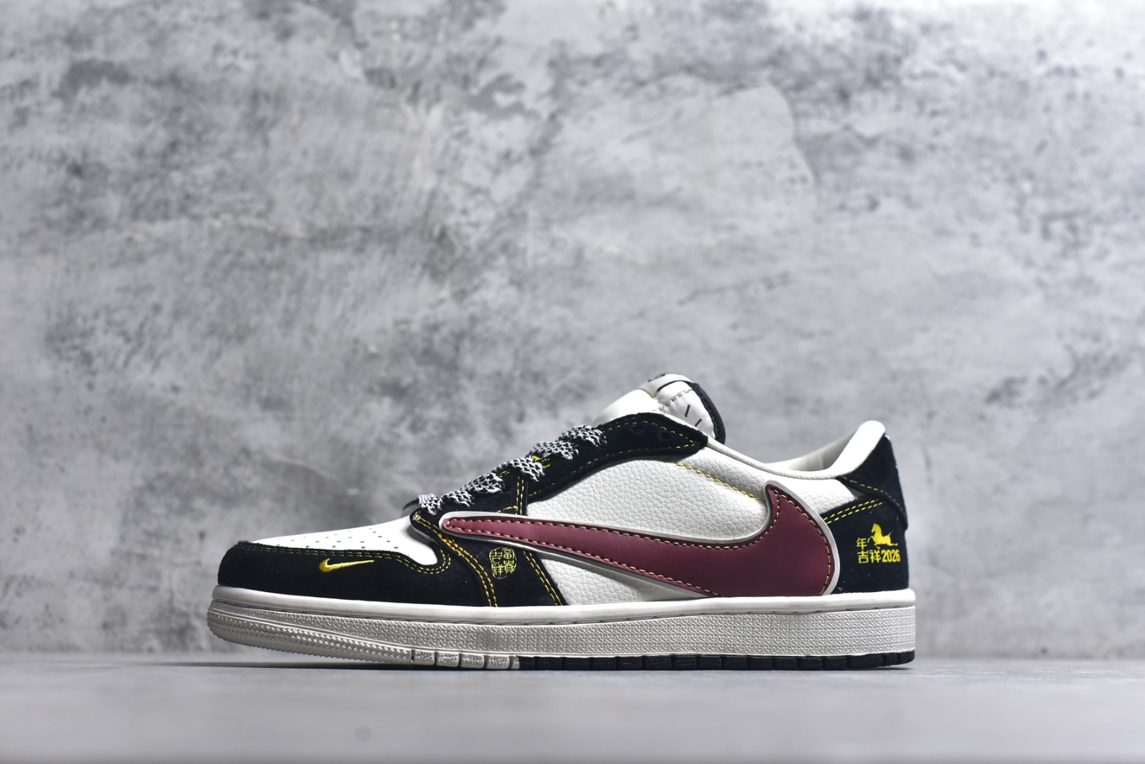 #马年黑红招财进宝 AIR JORDAN 1 黑白红三色打造经典撞色，倒钩设计搭配红金Swoosh，侧身“吉祥2026”与马形挂饰点明生肖主题。AJ1 Low鞋型保障复古脚感，细节处暗藏招财寓意，既能适配新年氛围，也能点亮日常穿搭，是马年转运必备潮鞋。 货号：JW1188-181 尺码：36 36.5 37.5 38 38.5 39 40 40.5 41 42 42.5 43 44 44.5 45-选品中心