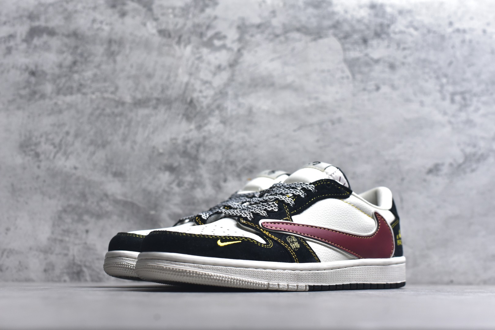 图片[2]-#马年黑红招财进宝 AIR JORDAN 1 黑白红三色打造经典撞色，倒钩设计搭配红金Swoosh，侧身“吉祥2026”与马形挂饰点明生肖主题。AJ1 Low鞋型保障复古脚感，细节处暗藏招财寓意，既能适配新年氛围，也能点亮日常穿搭，是马年转运必备潮鞋。 货号：JW1188-181 尺码：36 36.5 37.5 38 38.5 39 40 40.5 41 42 42.5 43 44 44.5 45-选品中心