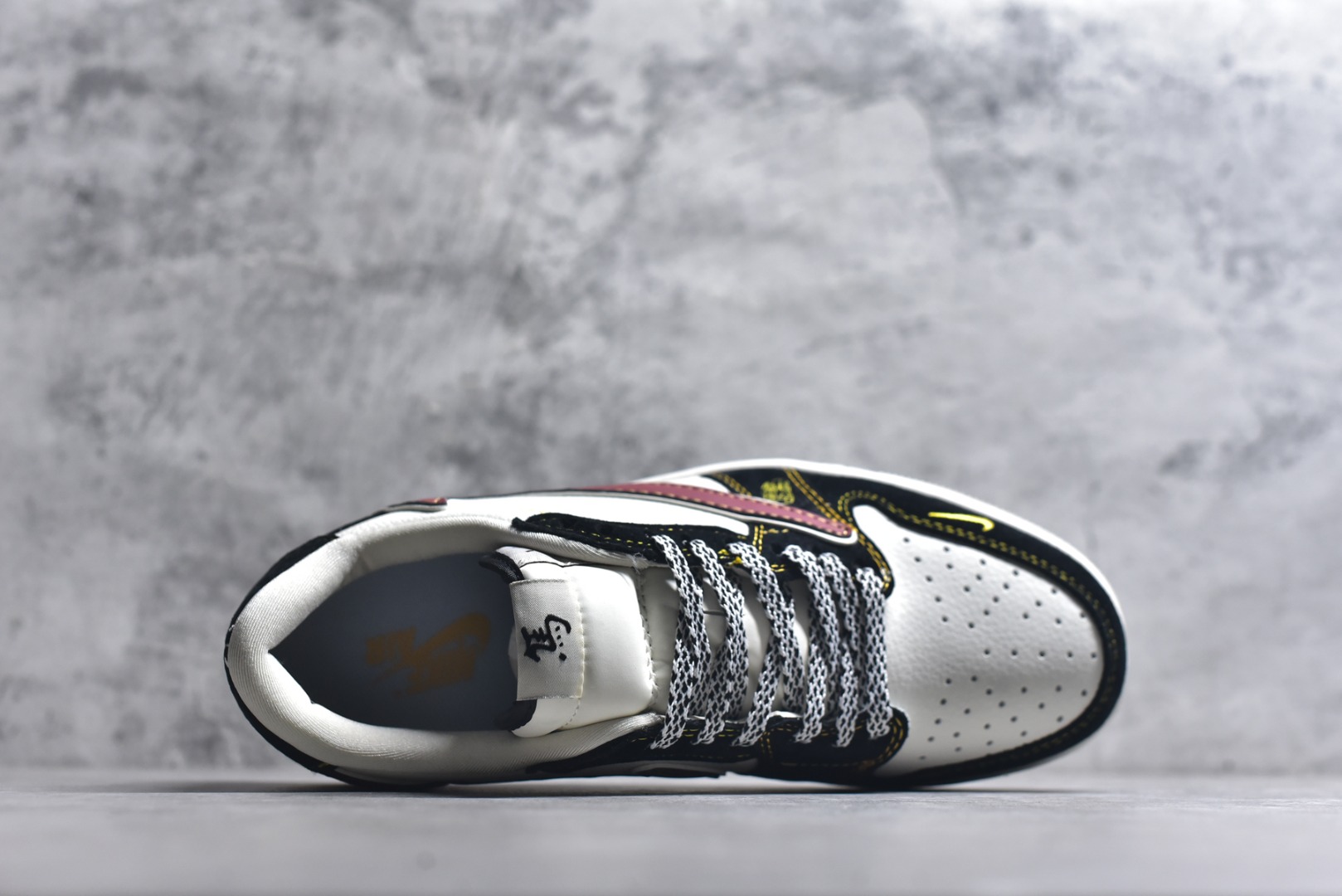 图片[4]-#马年黑红招财进宝 AIR JORDAN 1 黑白红三色打造经典撞色，倒钩设计搭配红金Swoosh，侧身“吉祥2026”与马形挂饰点明生肖主题。AJ1 Low鞋型保障复古脚感，细节处暗藏招财寓意，既能适配新年氛围，也能点亮日常穿搭，是马年转运必备潮鞋。 货号：JW1188-181 尺码：36 36.5 37.5 38 38.5 39 40 40.5 41 42 42.5 43 44 44.5 45-选品中心