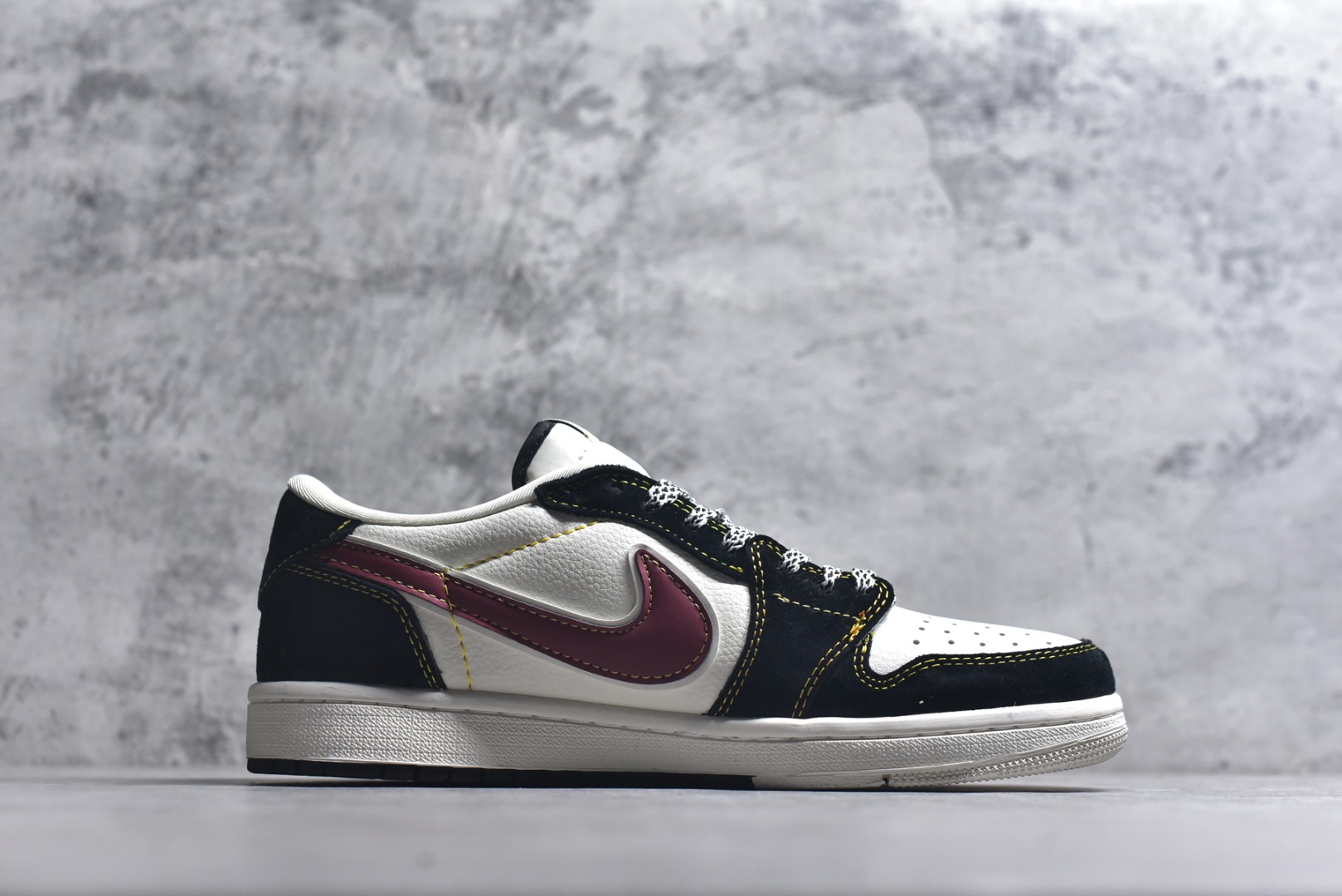 图片[3]-#马年黑红招财进宝 AIR JORDAN 1 黑白红三色打造经典撞色，倒钩设计搭配红金Swoosh，侧身“吉祥2026”与马形挂饰点明生肖主题。AJ1 Low鞋型保障复古脚感，细节处暗藏招财寓意，既能适配新年氛围，也能点亮日常穿搭，是马年转运必备潮鞋。 货号：JW1188-181 尺码：36 36.5 37.5 38 38.5 39 40 40.5 41 42 42.5 43 44 44.5 45-选品中心