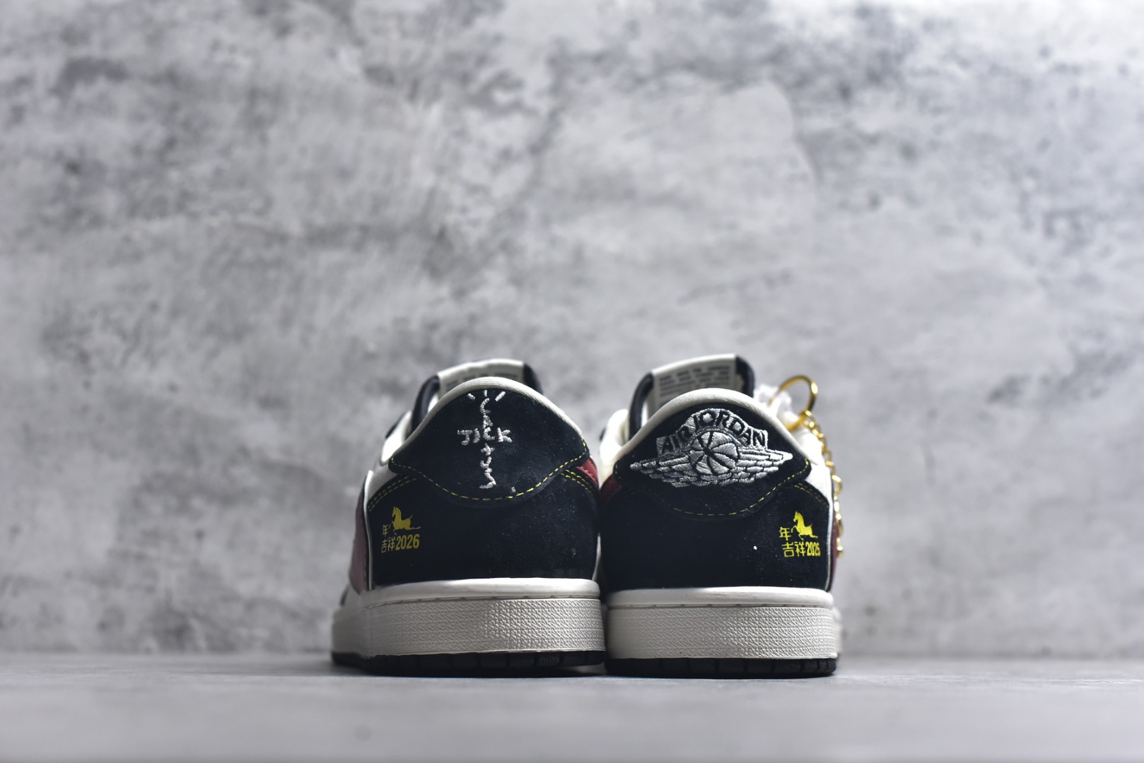 图片[5]-#马年黑红招财进宝 AIR JORDAN 1 黑白红三色打造经典撞色，倒钩设计搭配红金Swoosh，侧身“吉祥2026”与马形挂饰点明生肖主题。AJ1 Low鞋型保障复古脚感，细节处暗藏招财寓意，既能适配新年氛围，也能点亮日常穿搭，是马年转运必备潮鞋。 货号：JW1188-181 尺码：36 36.5 37.5 38 38.5 39 40 40.5 41 42 42.5 43 44 44.5 45-选品中心