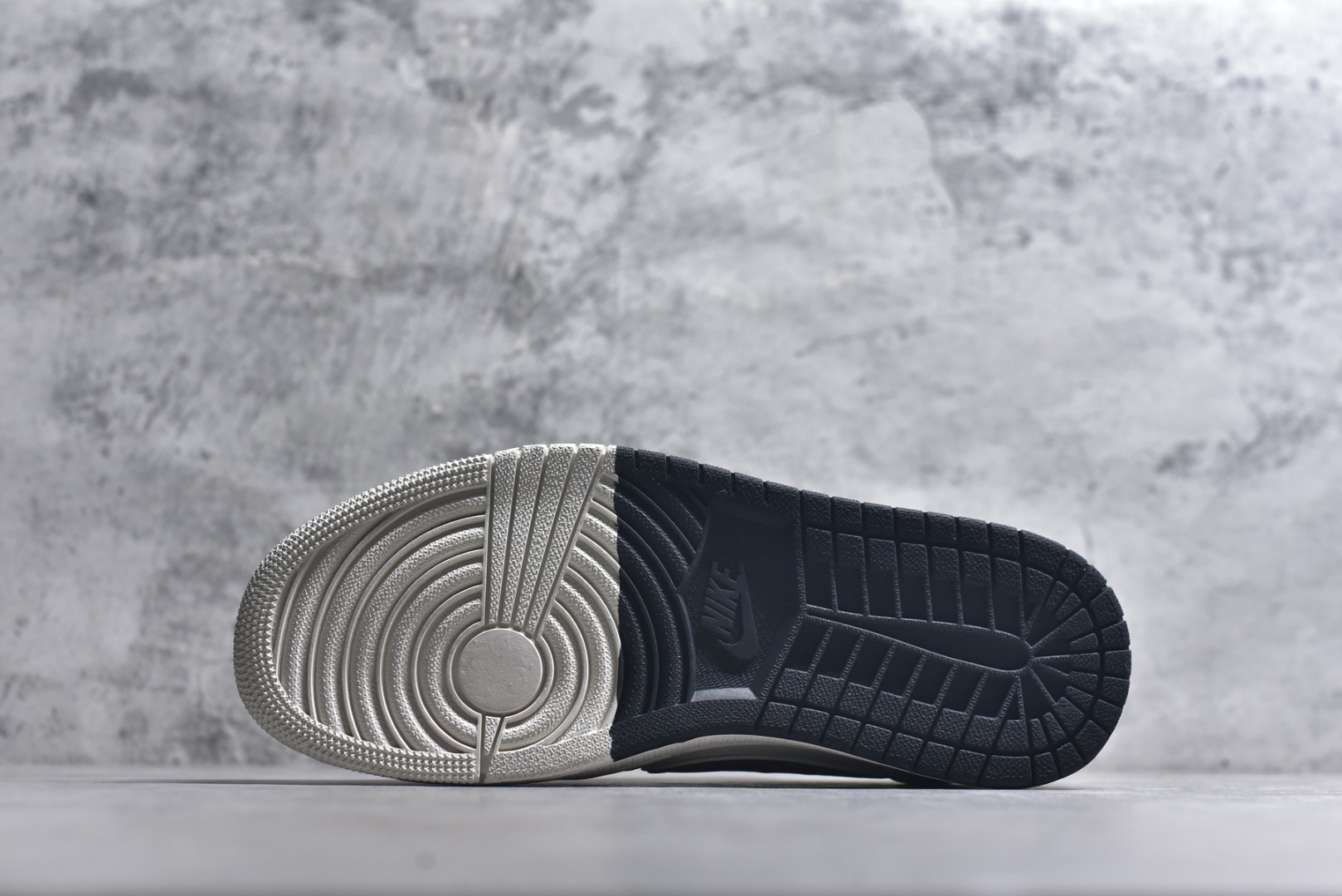 图片[6]-#马年黑红招财进宝 AIR JORDAN 1 黑白红三色打造经典撞色，倒钩设计搭配红金Swoosh，侧身“吉祥2026”与马形挂饰点明生肖主题。AJ1 Low鞋型保障复古脚感，细节处暗藏招财寓意，既能适配新年氛围，也能点亮日常穿搭，是马年转运必备潮鞋。 货号：JW1188-181 尺码：36 36.5 37.5 38 38.5 39 40 40.5 41 42 42.5 43 44 44.5 45-选品中心