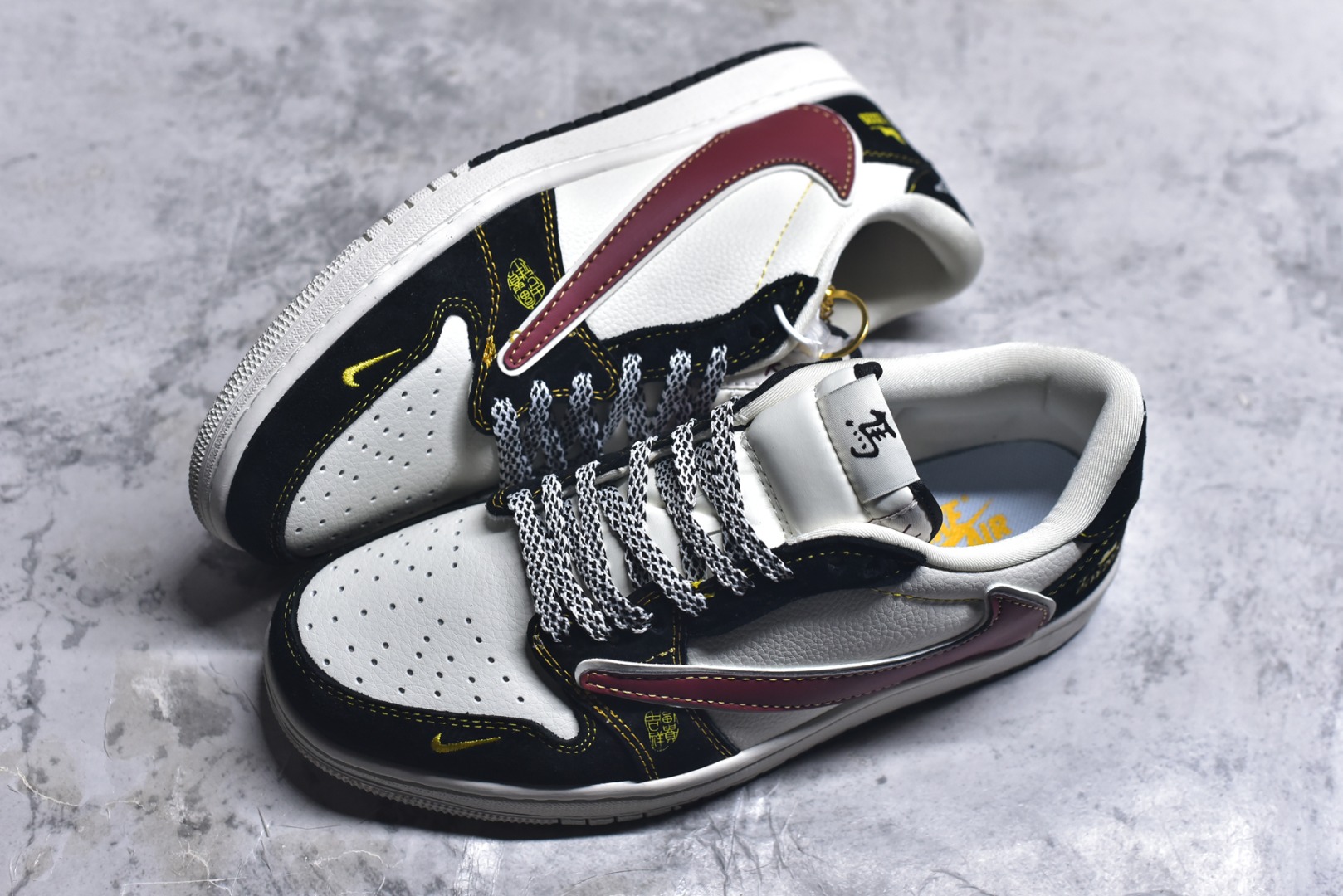 图片[7]-#马年黑红招财进宝 AIR JORDAN 1 黑白红三色打造经典撞色，倒钩设计搭配红金Swoosh，侧身“吉祥2026”与马形挂饰点明生肖主题。AJ1 Low鞋型保障复古脚感，细节处暗藏招财寓意，既能适配新年氛围，也能点亮日常穿搭，是马年转运必备潮鞋。 货号：JW1188-181 尺码：36 36.5 37.5 38 38.5 39 40 40.5 41 42 42.5 43 44 44.5 45-选品中心