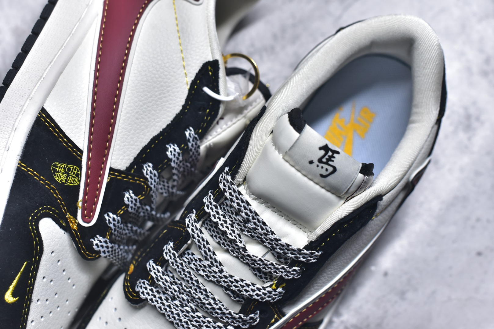 图片[9]-#马年黑红招财进宝 AIR JORDAN 1 黑白红三色打造经典撞色，倒钩设计搭配红金Swoosh，侧身“吉祥2026”与马形挂饰点明生肖主题。AJ1 Low鞋型保障复古脚感，细节处暗藏招财寓意，既能适配新年氛围，也能点亮日常穿搭，是马年转运必备潮鞋。 货号：JW1188-181 尺码：36 36.5 37.5 38 38.5 39 40 40.5 41 42 42.5 43 44 44.5 45-选品中心