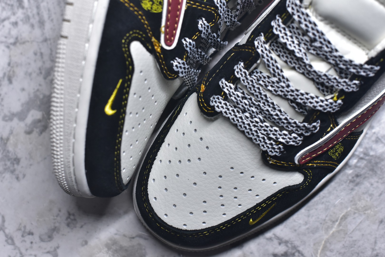 图片[8]-#马年黑红招财进宝 AIR JORDAN 1 黑白红三色打造经典撞色，倒钩设计搭配红金Swoosh，侧身“吉祥2026”与马形挂饰点明生肖主题。AJ1 Low鞋型保障复古脚感，细节处暗藏招财寓意，既能适配新年氛围，也能点亮日常穿搭，是马年转运必备潮鞋。 货号：JW1188-181 尺码：36 36.5 37.5 38 38.5 39 40 40.5 41 42 42.5 43 44 44.5 45-选品中心